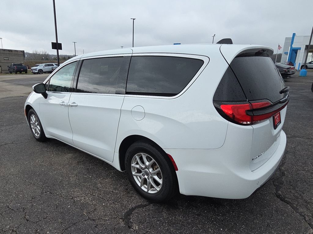 Used 2023 Chrysler Pacifica Touring-L image 6