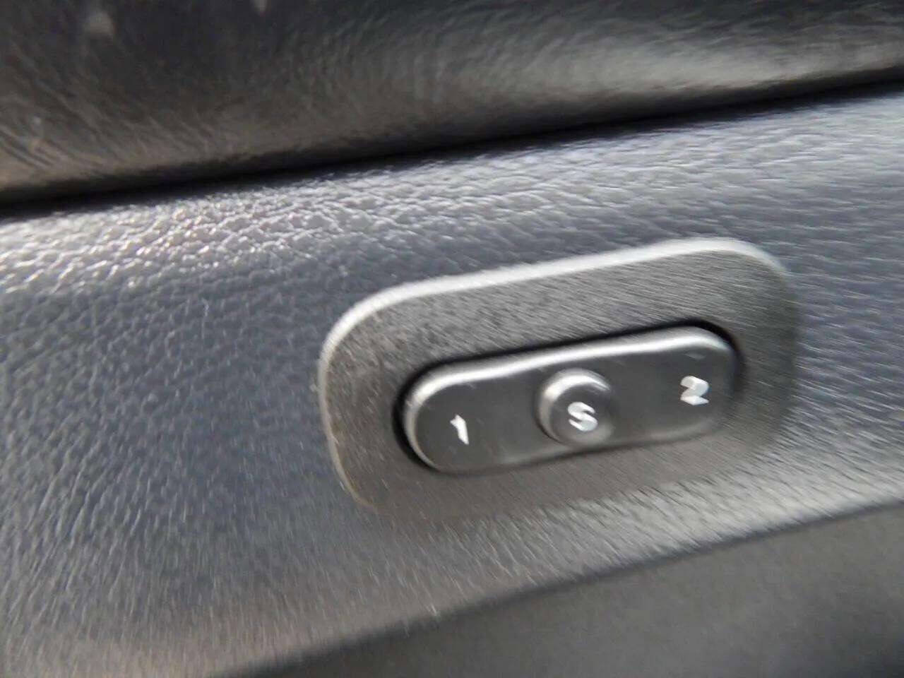 Used 2016 Jeep Grand Cherokee Overland w/ Advanced Technology Group image 19