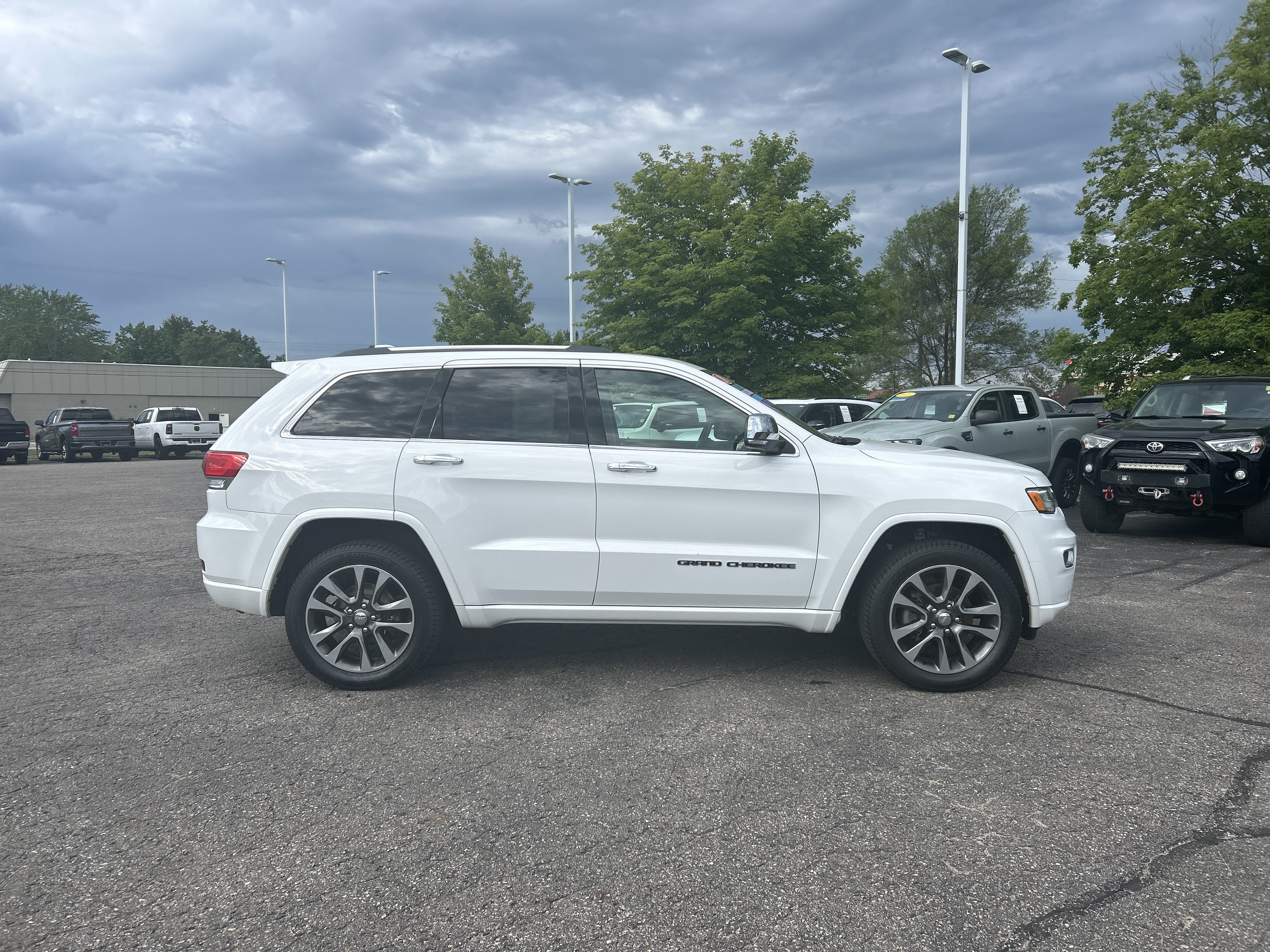Used 2018 Jeep Grand Cherokee Overland AWD/4WD image 2