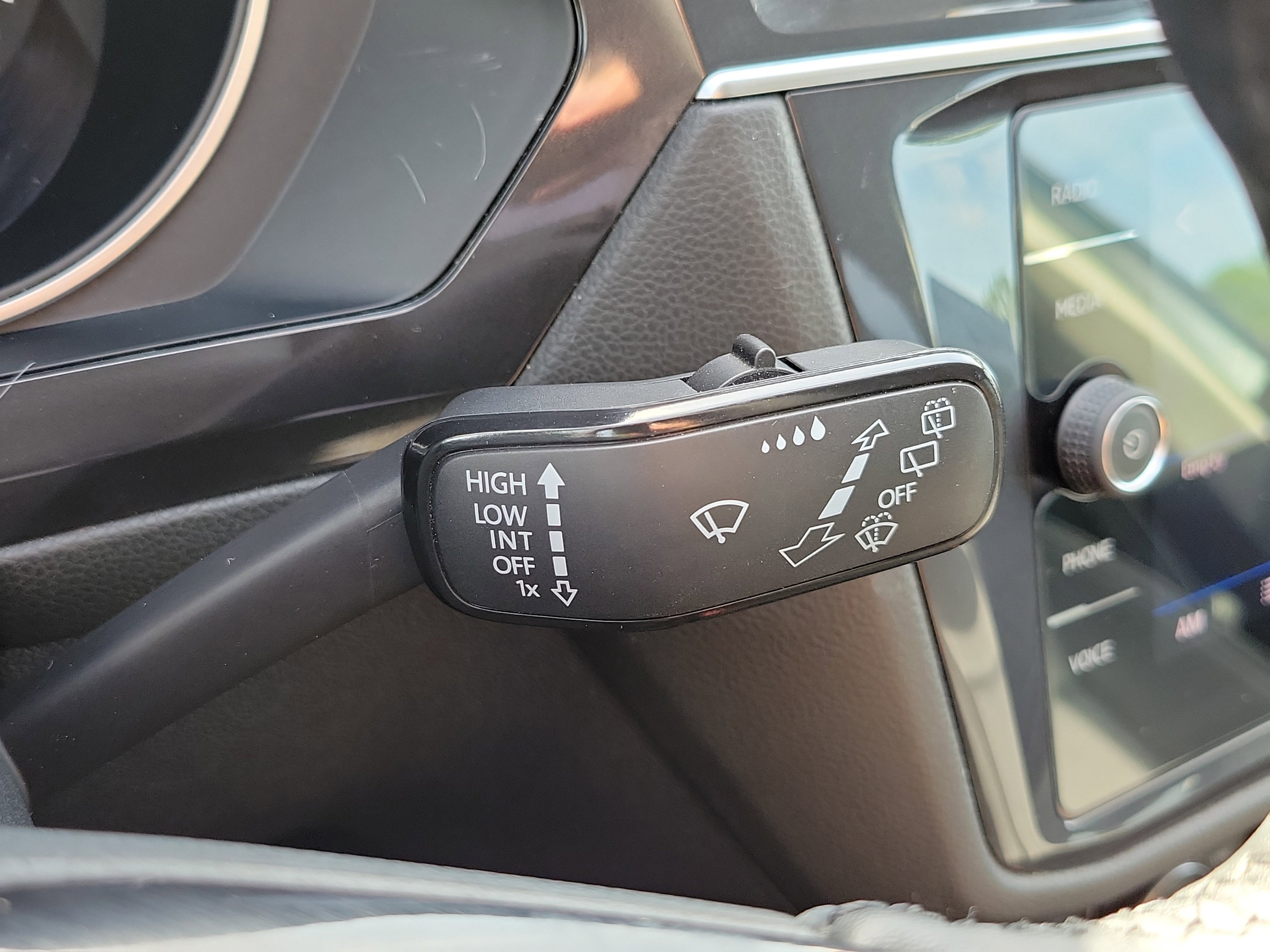 Used 2020 Volkswagen Tiguan SE image 29