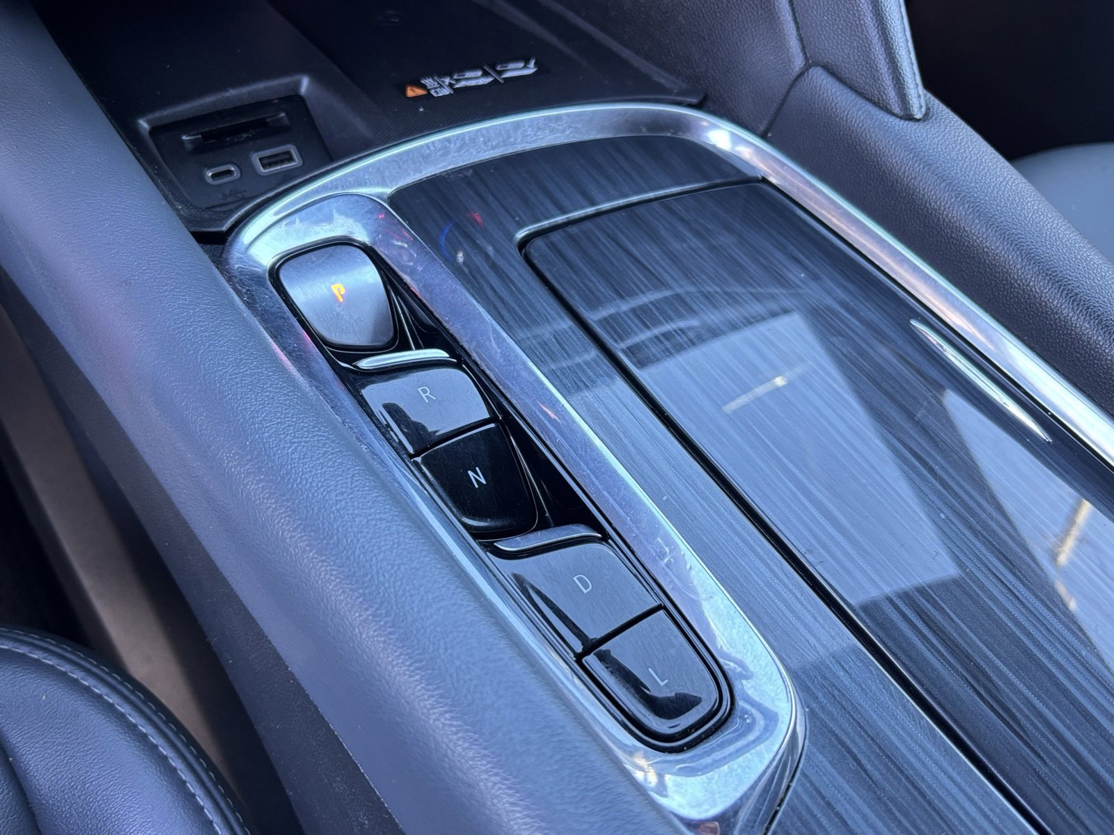 Used 2023 Buick Enclave Essence image 25