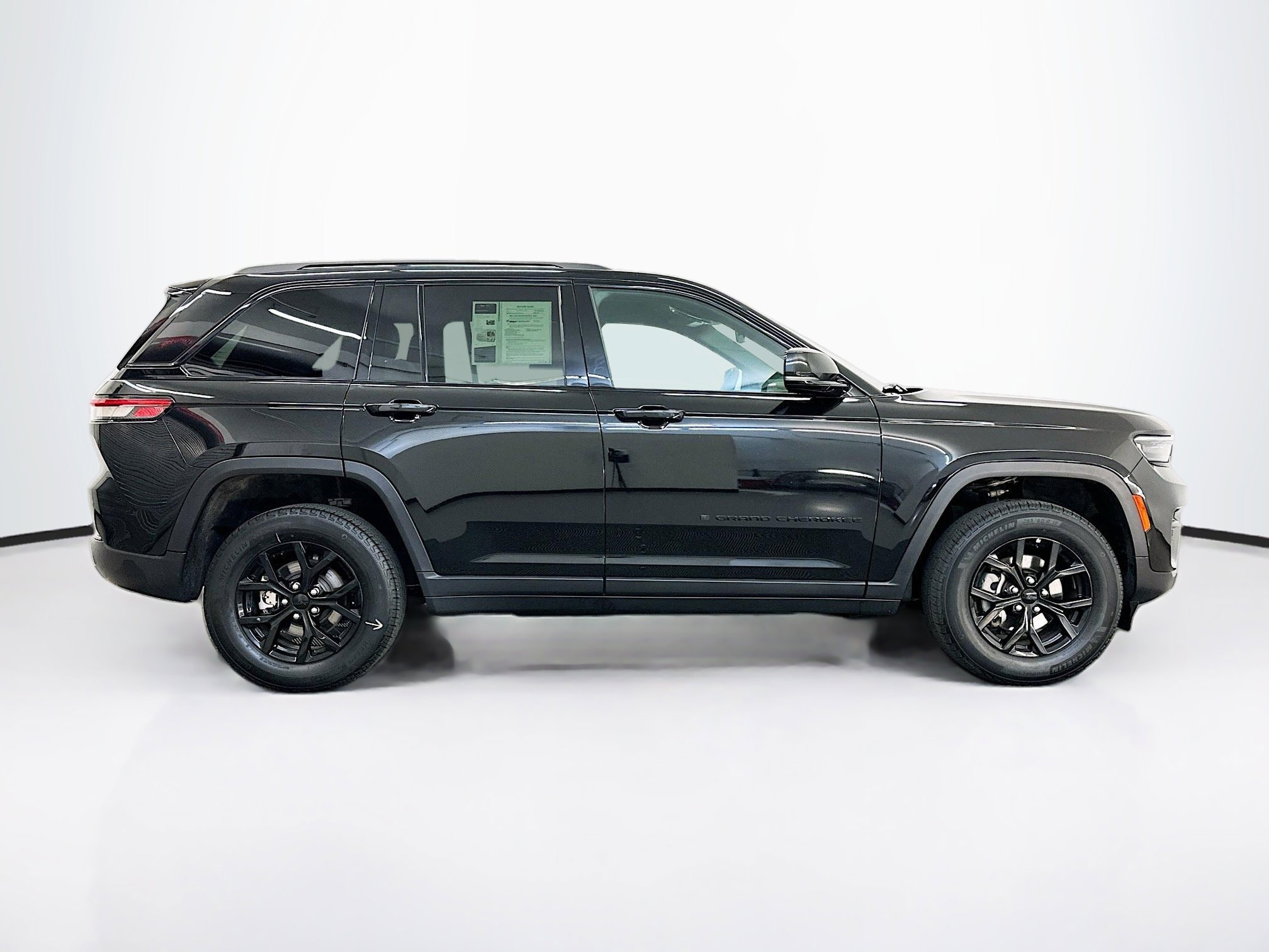 Used 2025 Jeep Grand Cherokee Altitude AWD/4WD image 10