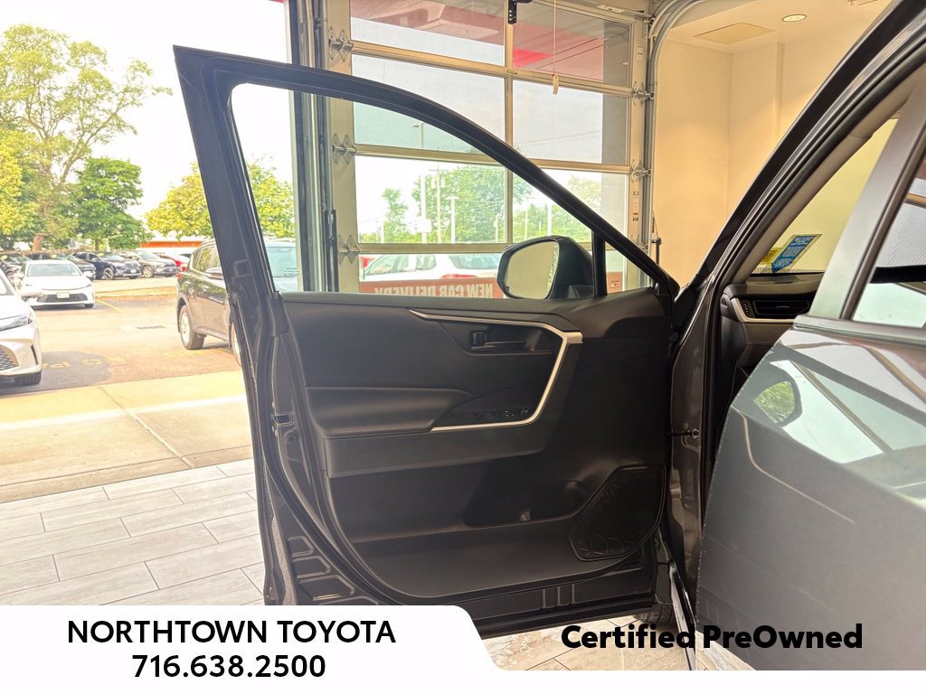 Used 2022 Toyota RAV4 LE w/ Carpet Mat Package (TMS) AWD/4WD image 28