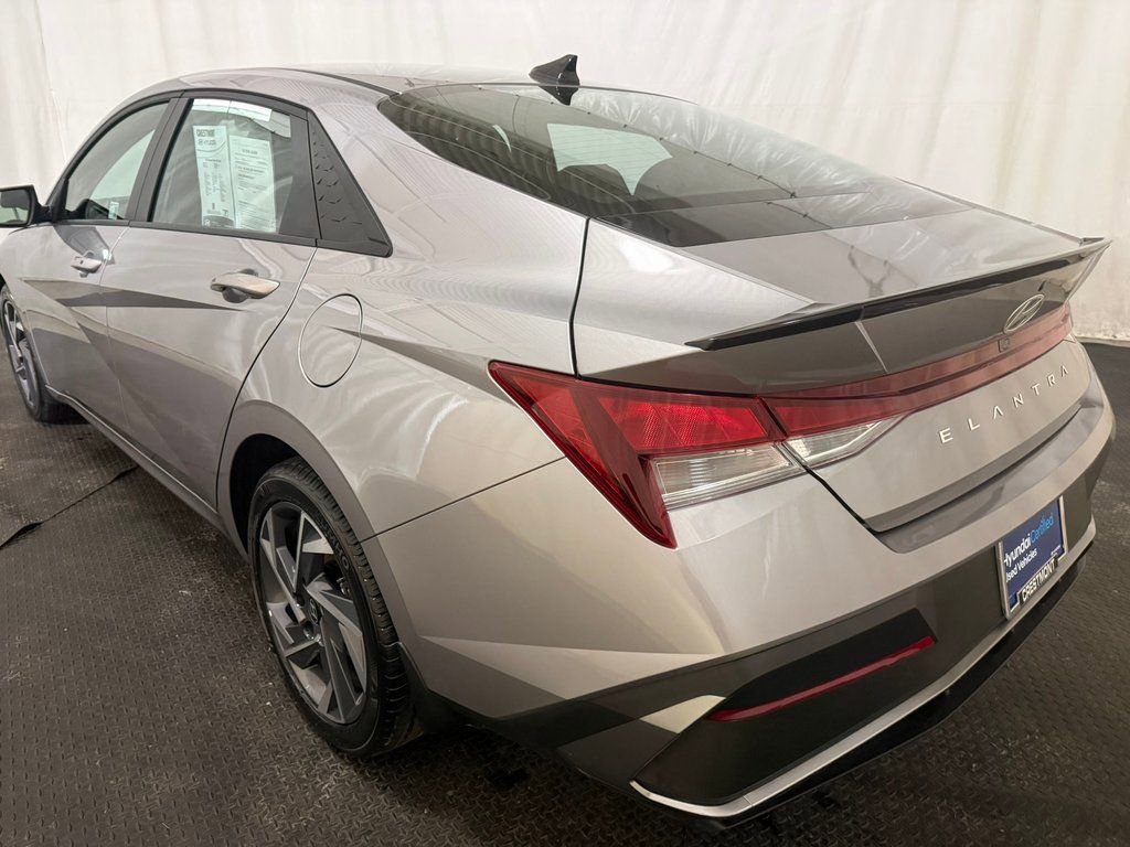 Certified 2025 Hyundai Elantra Sport w/ Cargo Package image 8