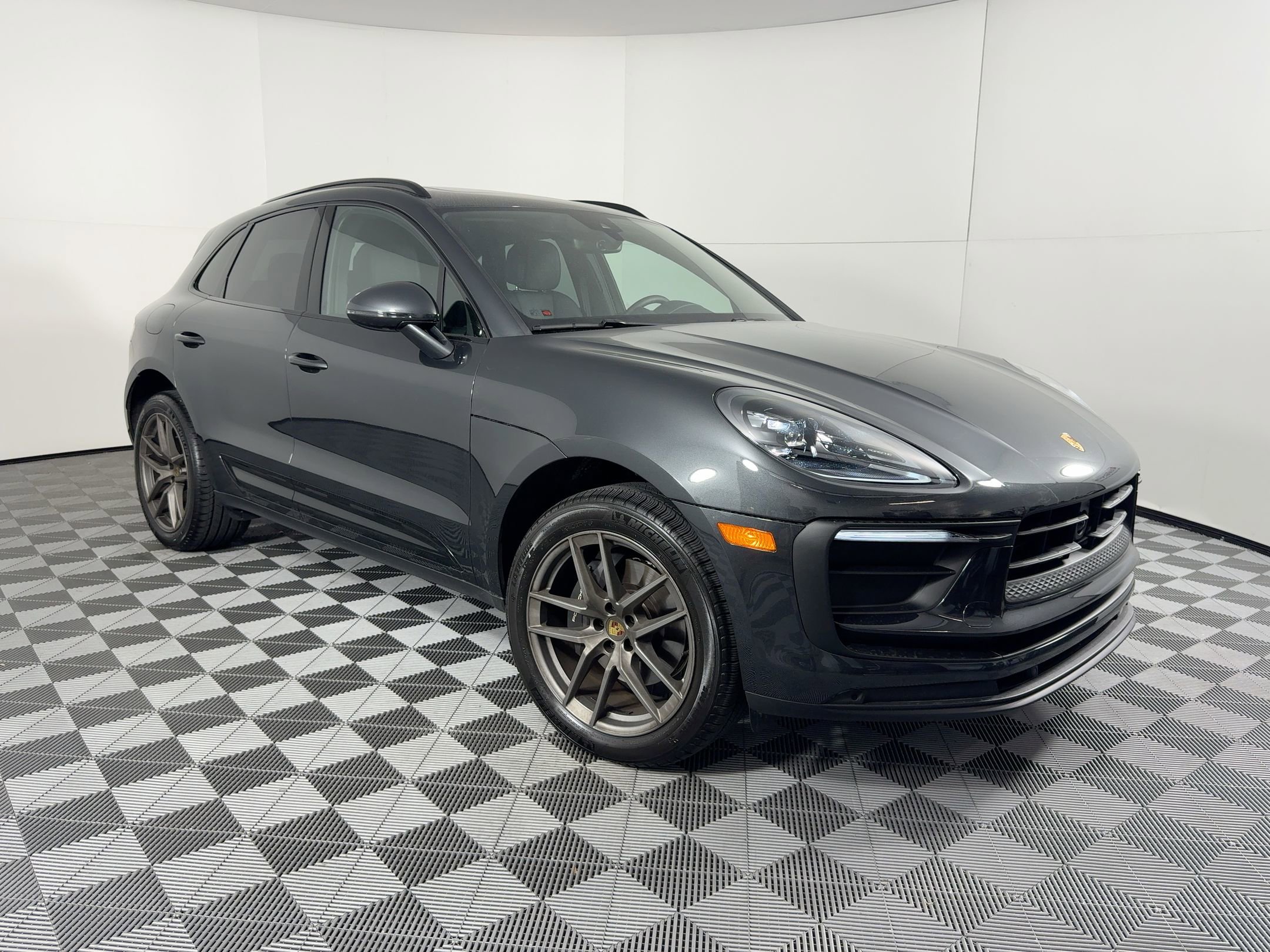 Certified 2025 Porsche Macan image 7