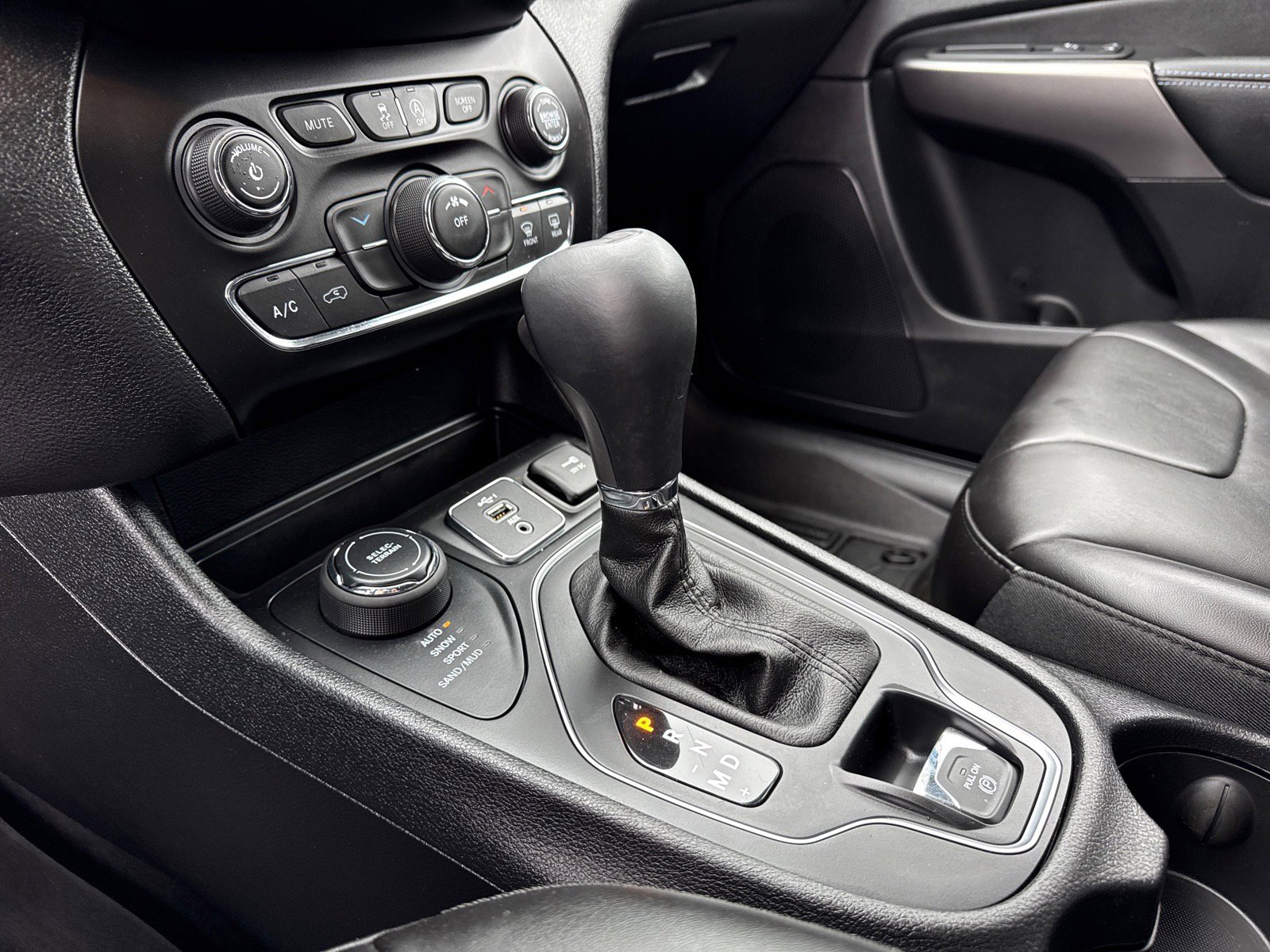 Used 2019 Jeep Cherokee Latitude Plus image 30