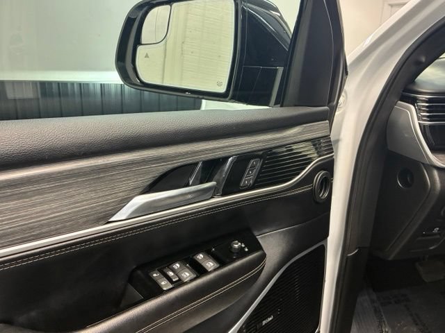 Used 2023 Jeep Wagoneer L Series III w/ Premium Group I AWD/4WD image 12