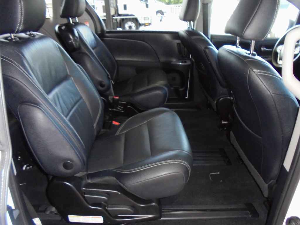 Used 2018 Toyota Sienna SE FWD image 10