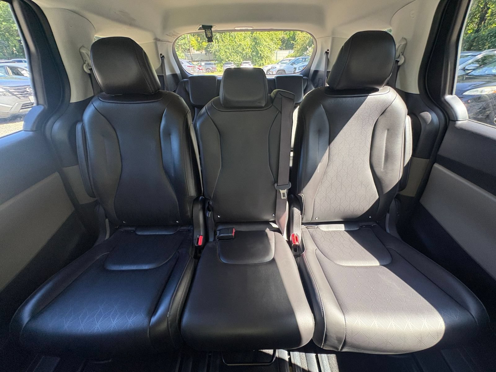 Used 2026 Kia Carnival FWD image 36