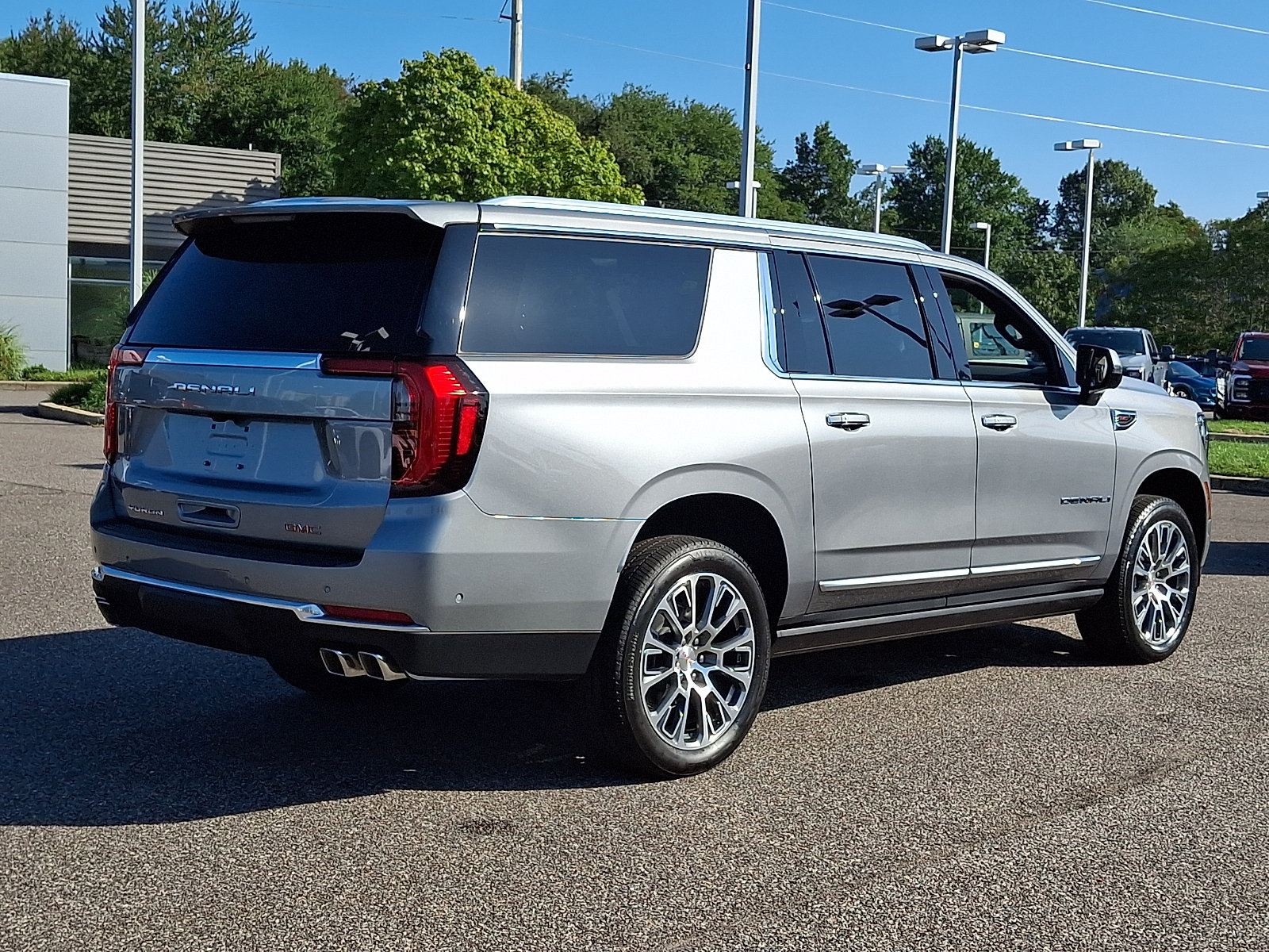 Used 2026 GMC Yukon XL Denali w/ Sun & Power Step Package AWD/4WD image 11