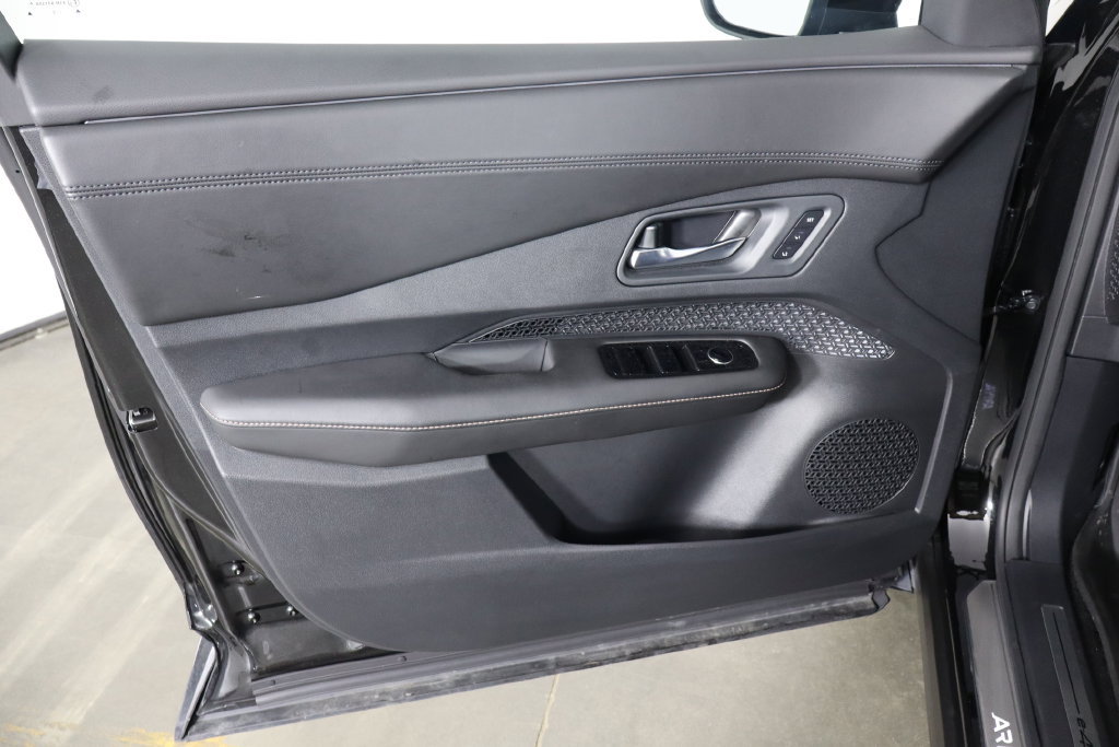 Used 2023 Nissan Ariya AWD image 19