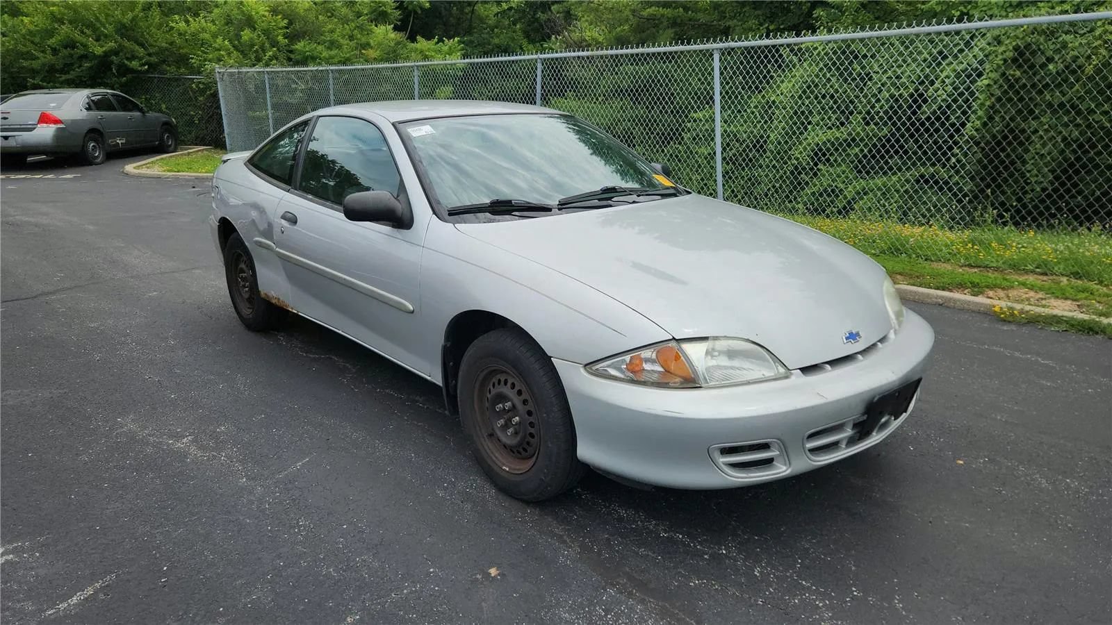 Used 2001 Chevrolet Cavalier Coupe w/ Preferred Equipment Group 1 FWD image 2
