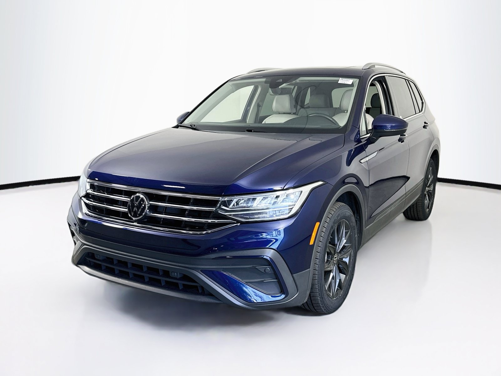 Used 2024 Volkswagen Tiguan SE FWD image 1