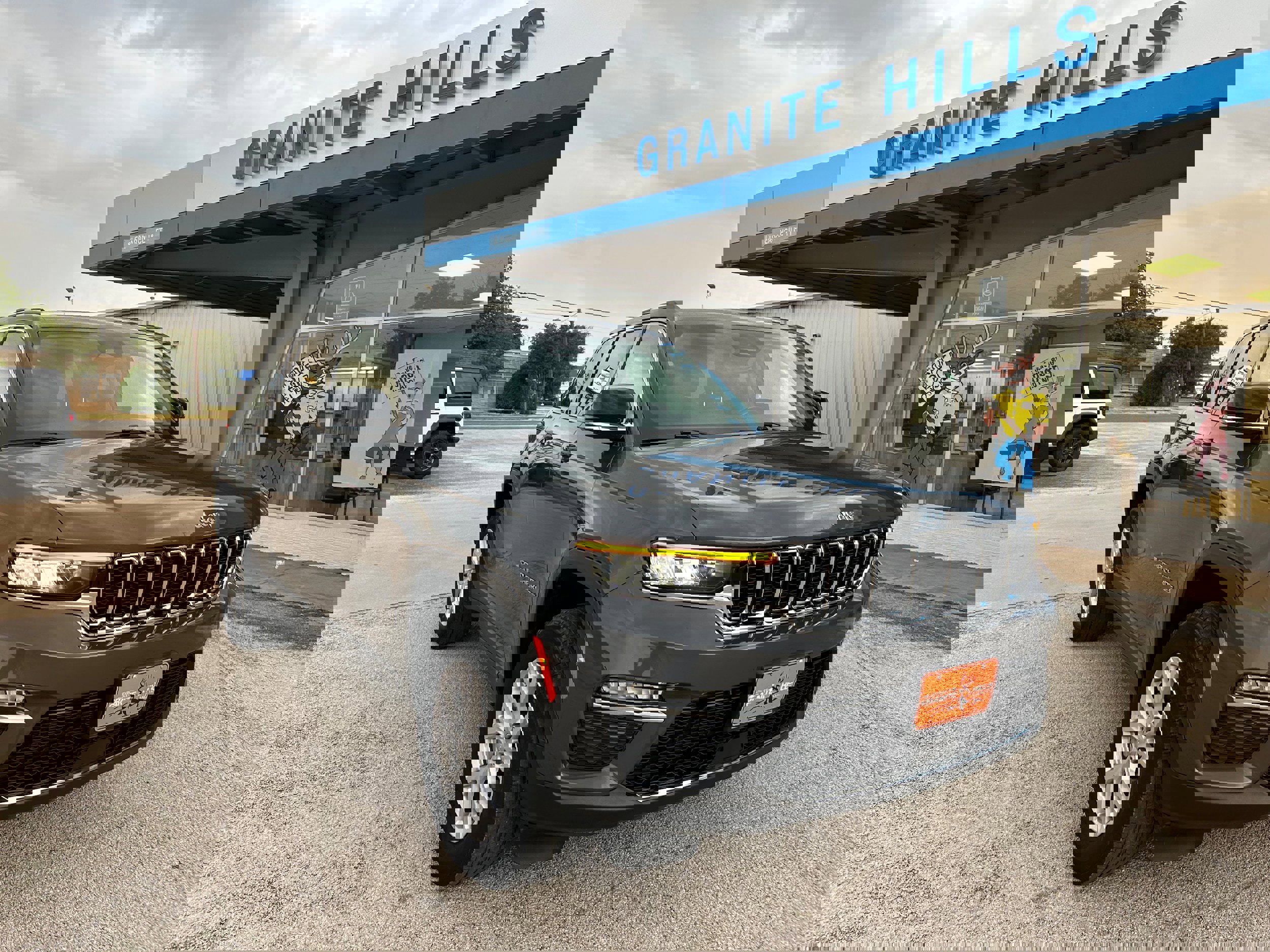 Used 2022 Jeep Grand Cherokee Limited image 1