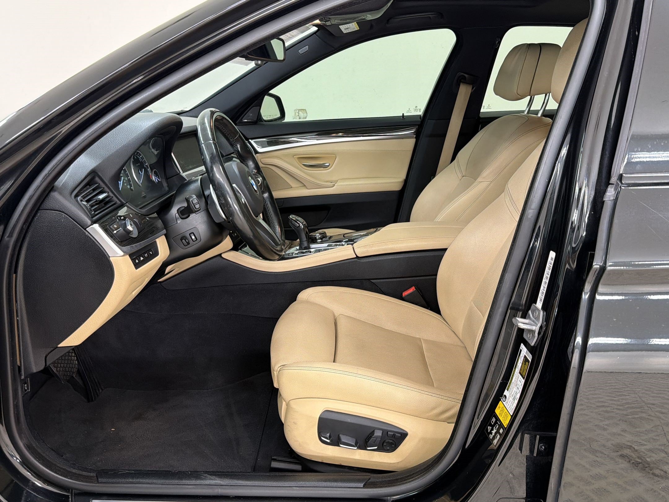 Used 2016 BMW 550i xDrive Sedan AWD/4WD image 5