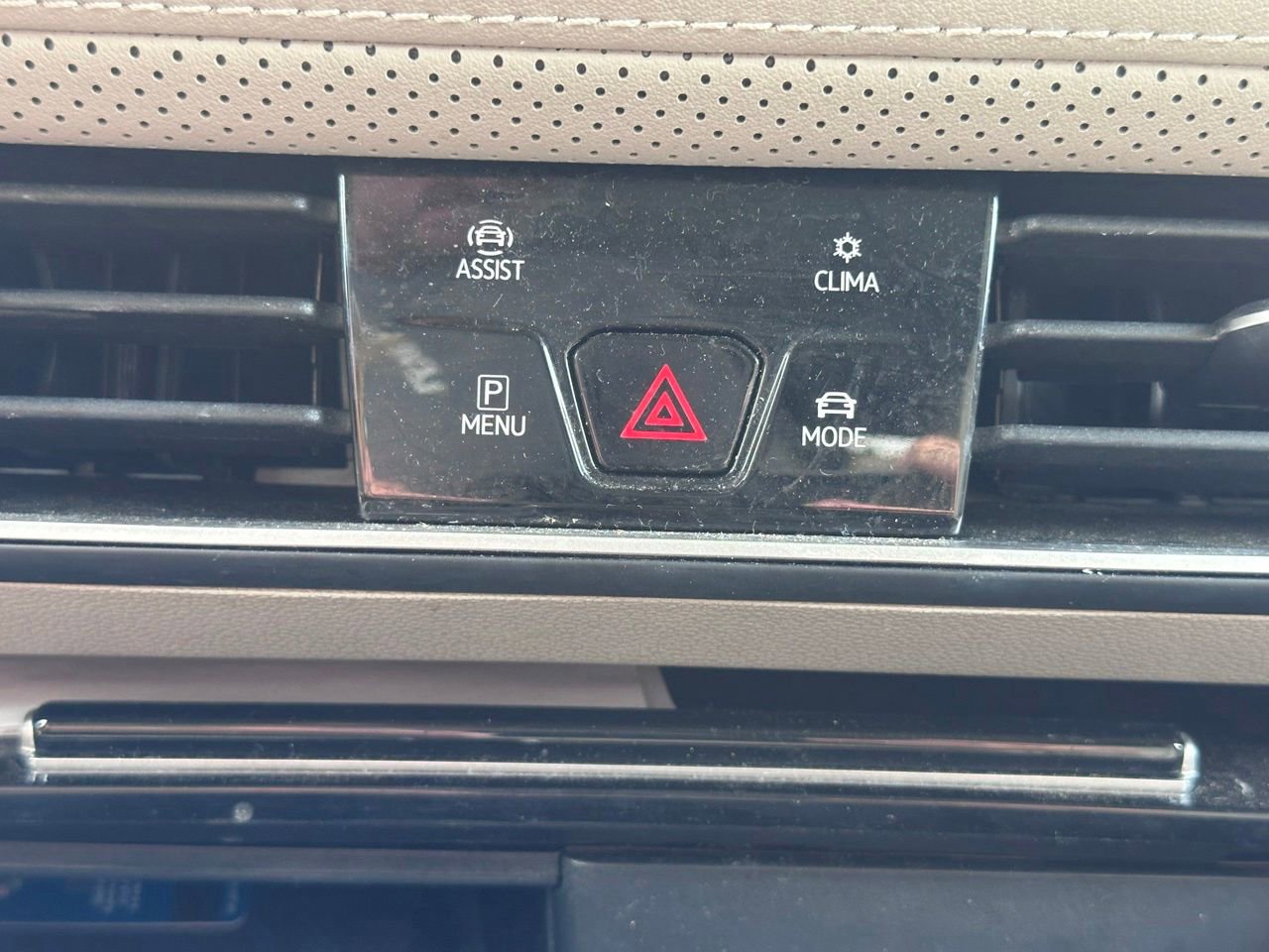 Used 2024 Volkswagen Atlas SEL Premium R-Line AWD/4WD image 31