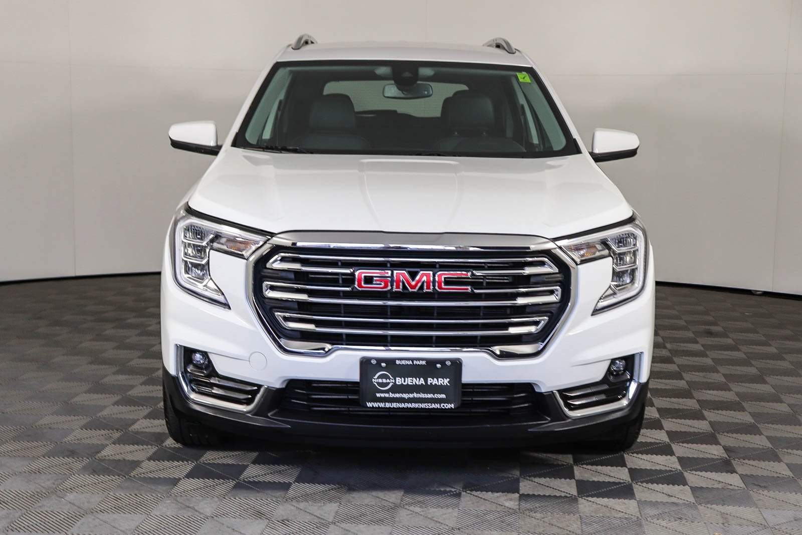 Used 2024 GMC Terrain SLT image 2