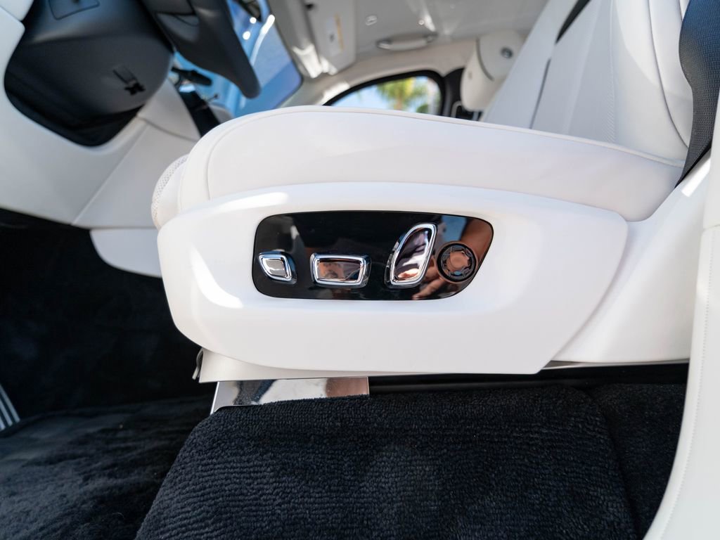 Used 2025 Rolls-Royce Cullinan AWD/4WD image 31