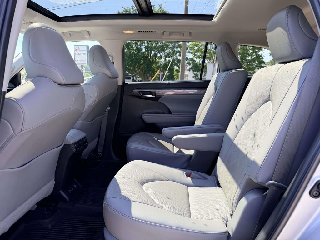 Used 2021 Toyota Highlander Platinum AWD/4WD image 17