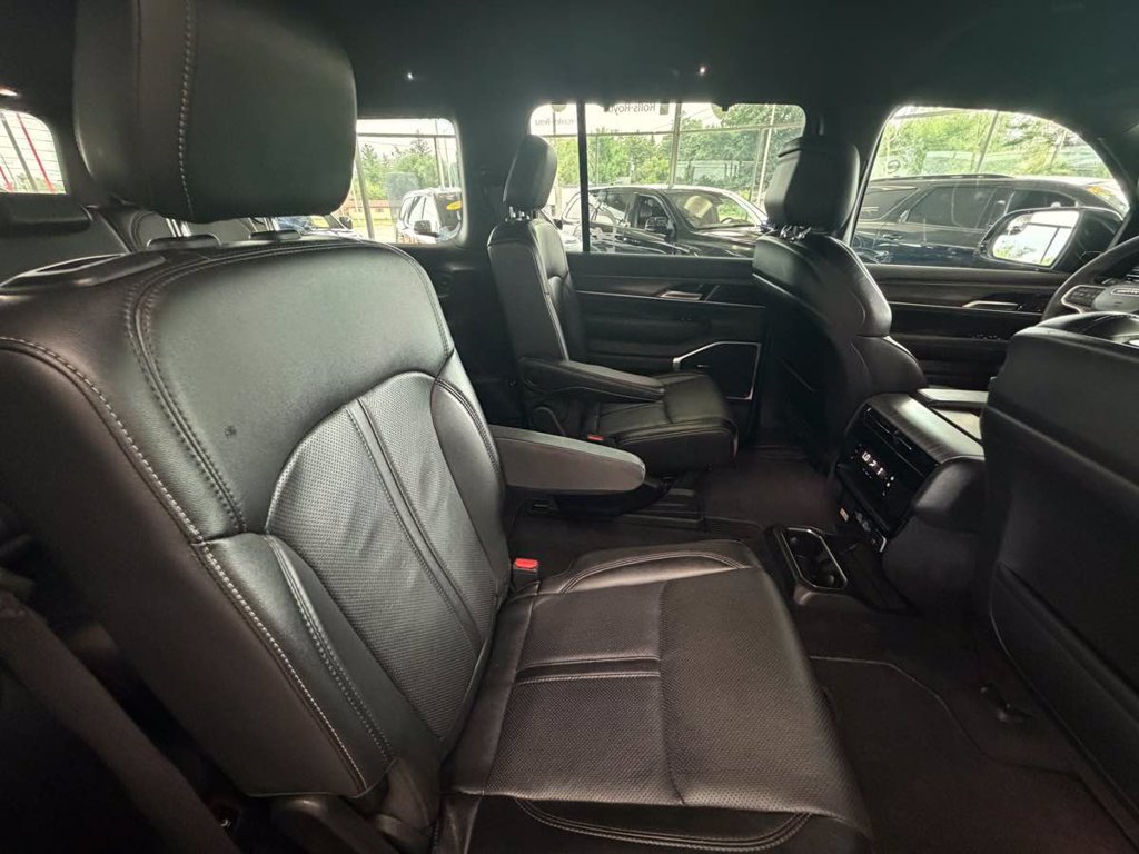 Used 2024 Jeep Wagoneer Series III AWD/4WD image 33