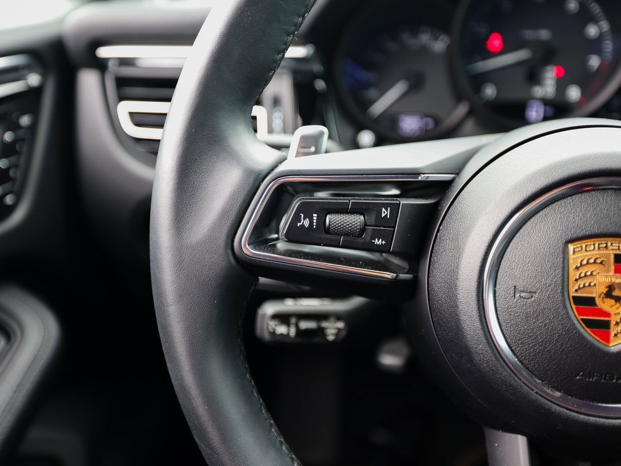 Certified 2025 Porsche Macan image 17