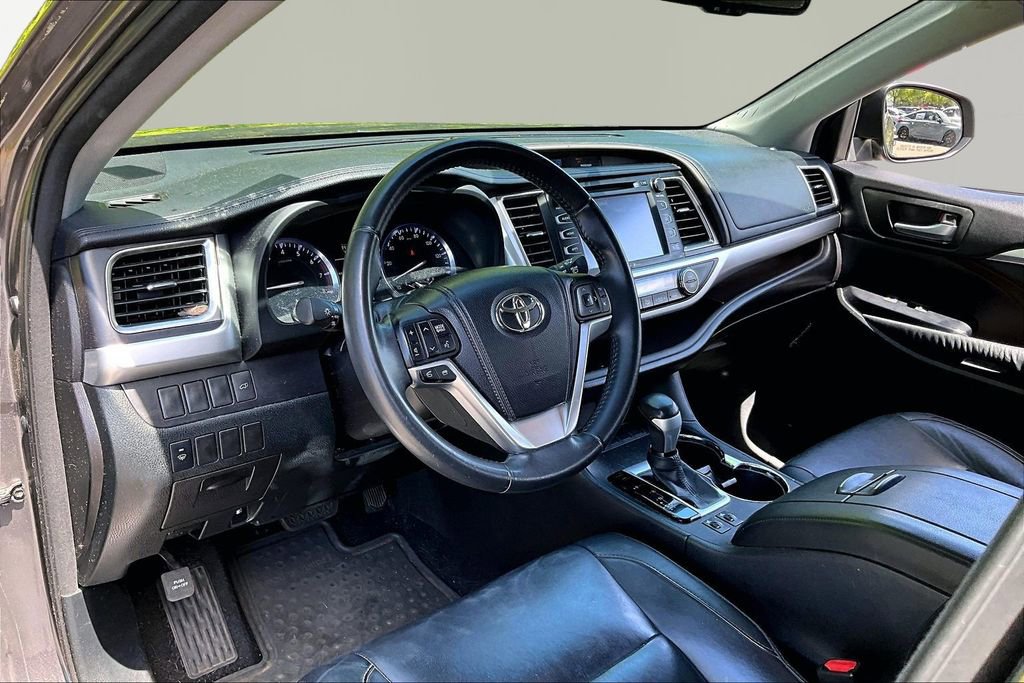 Used 2014 Toyota Highlander XLE image 12