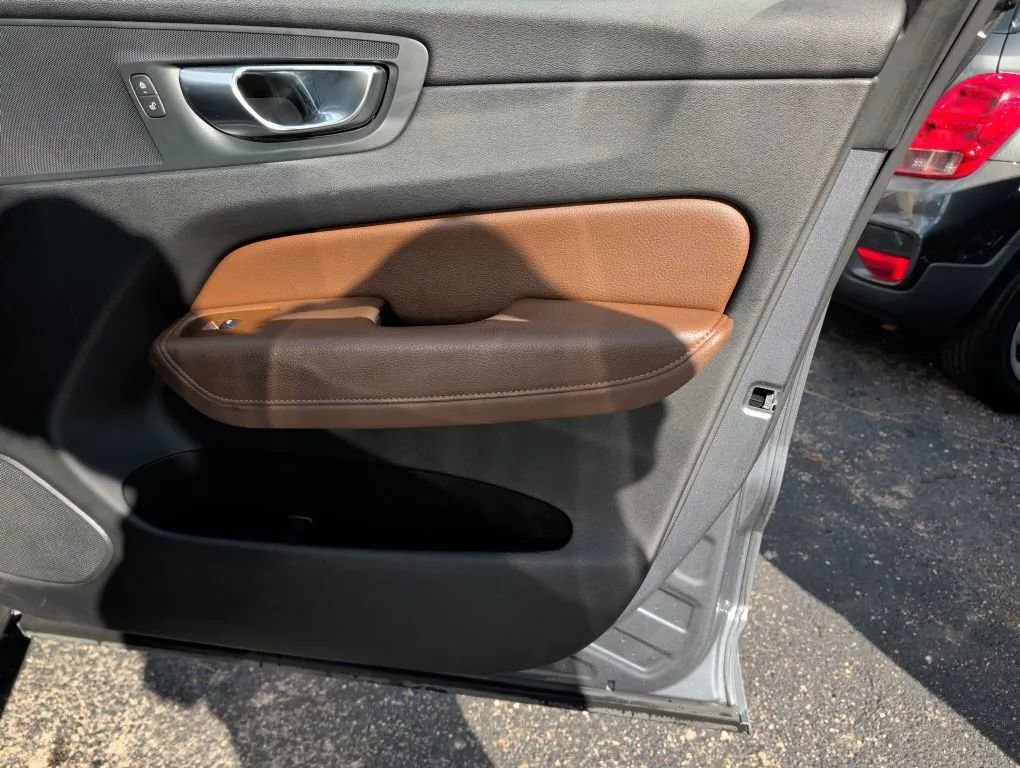 Used 2021 Volvo XC60 T5 Momentum image 21