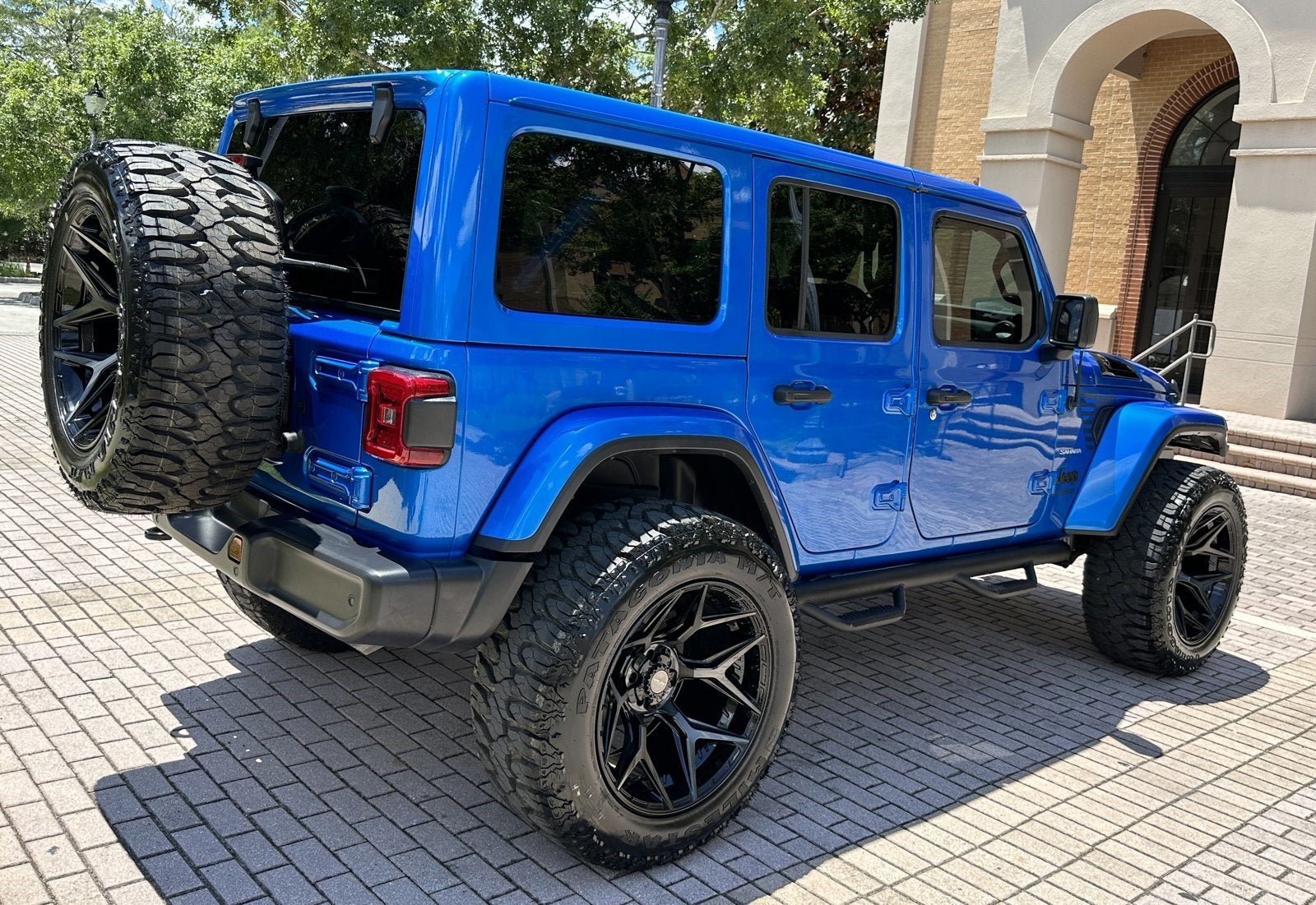 Used 2022 Jeep Wrangler Unlimited Sahara w/ LED Lighting Group AWD/4WD image 15