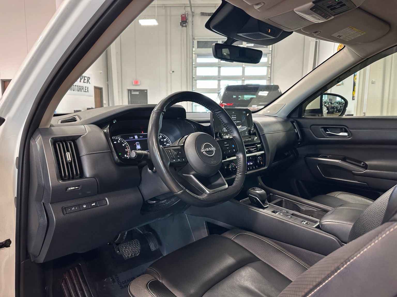 Used 2024 Nissan Pathfinder SL w/ SL Premium Package FWD image 15