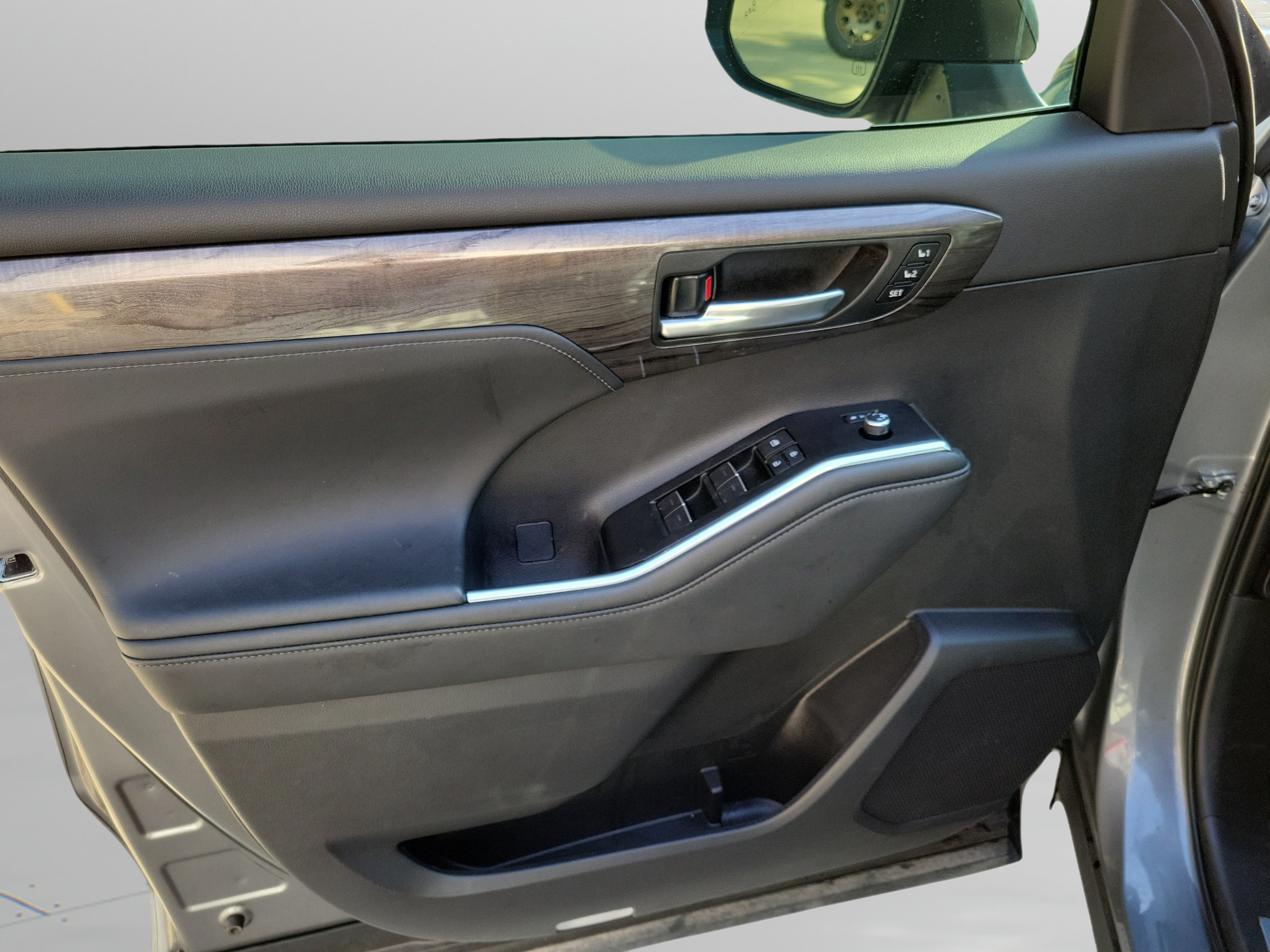Certified 2025 Toyota Highlander Limited FWD image 7