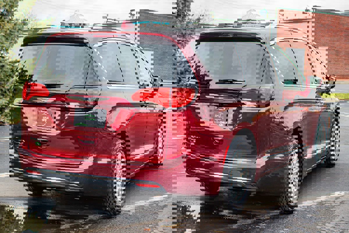 Used 2019 Chrysler Pacifica Touring-L image 9