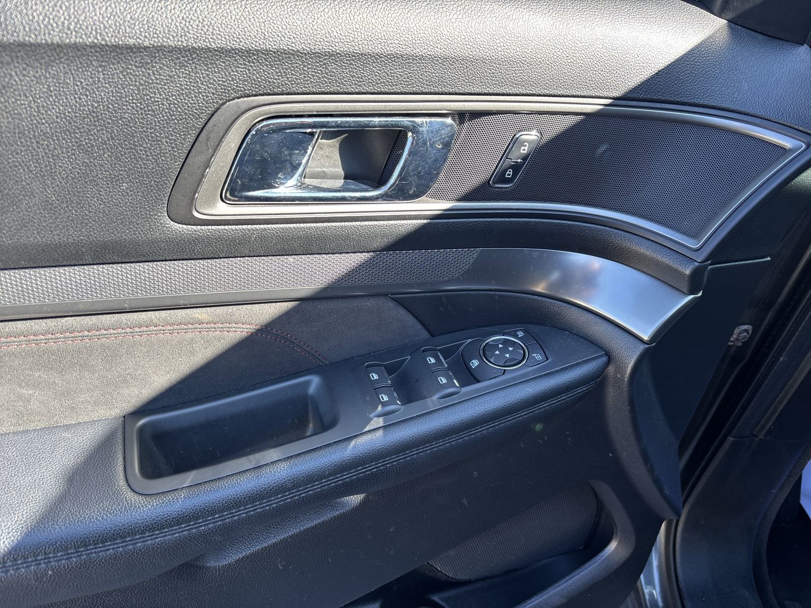 Used 2018 Ford Explorer XLT w/ Equipment Group 202A image 13