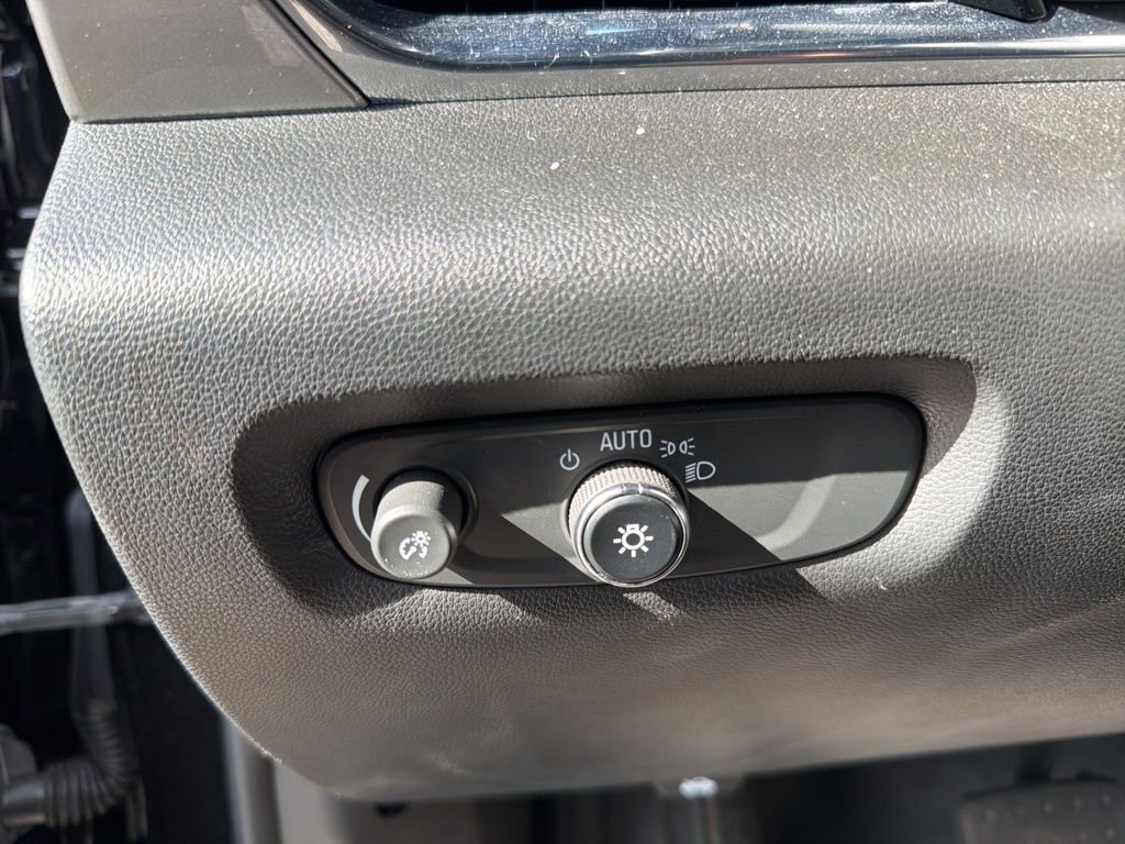 Used 2022 Chevrolet Traverse LT image 15