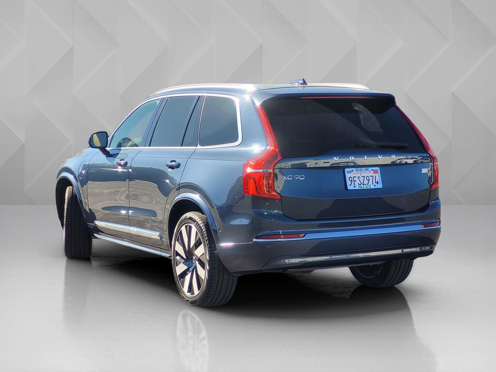 Certified 2023 Volvo XC90 T8 Ultimate AWD/4WD image 4