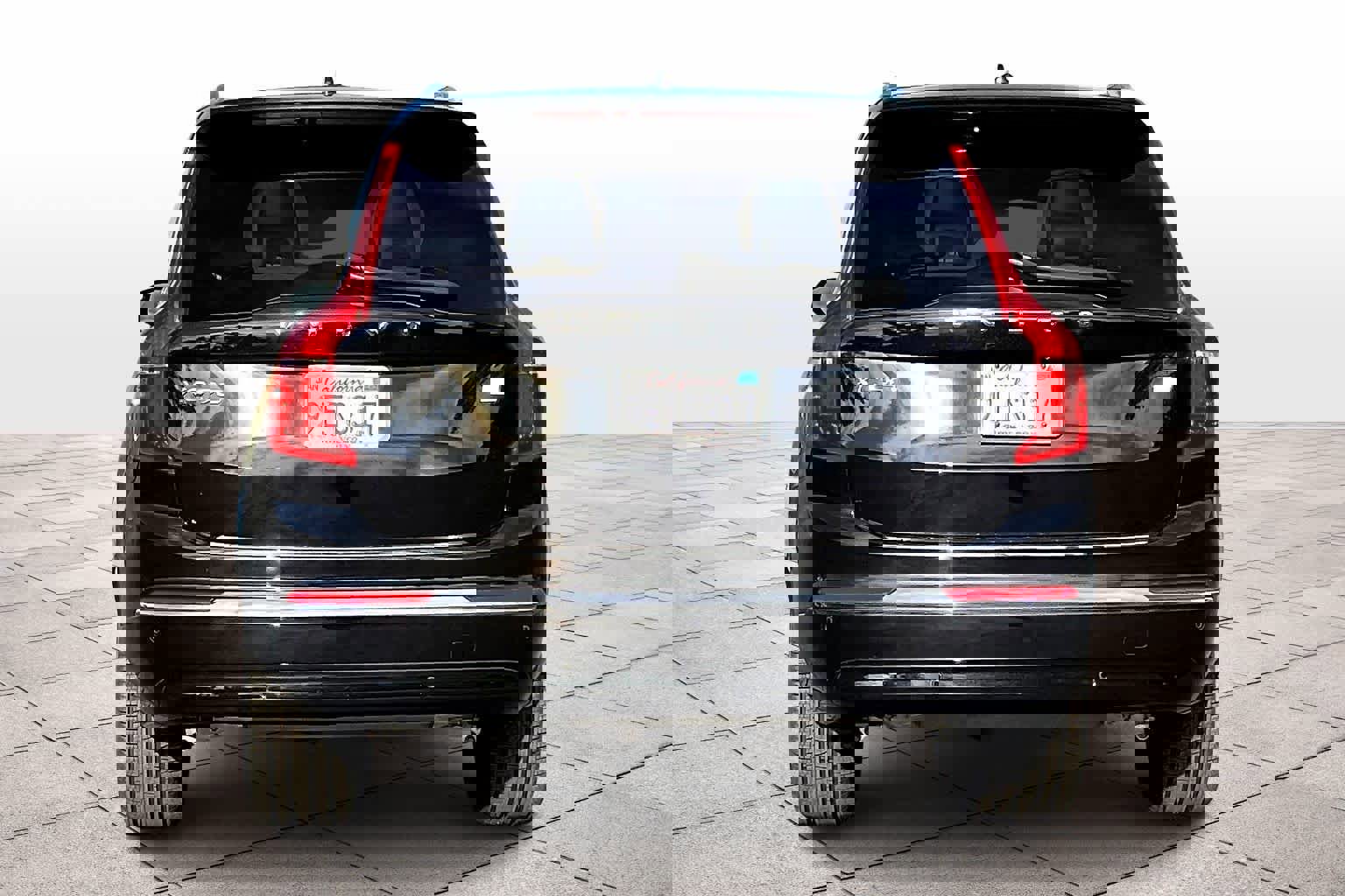 Used 2023 Volvo XC90 T8 Ultimate w/ Lounge Package image 7