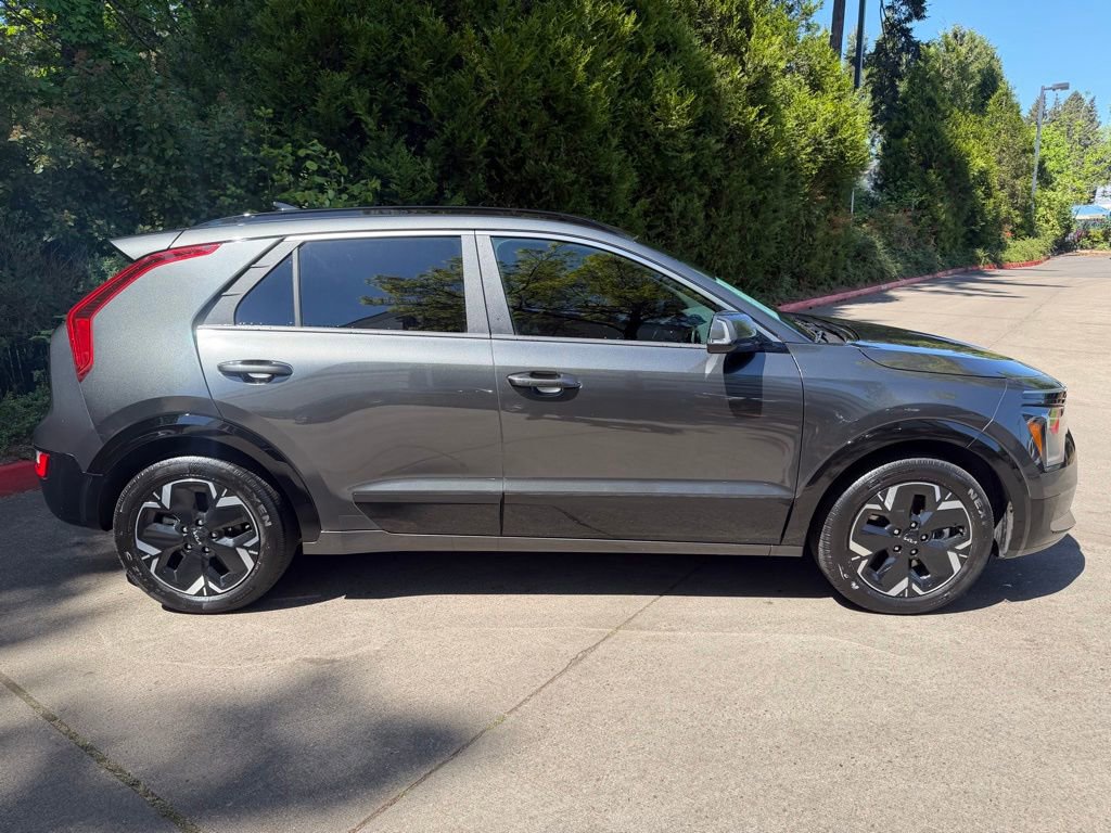 Used 2024 Kia Niro Wind w/ Wind Preserve Package FWD image 2