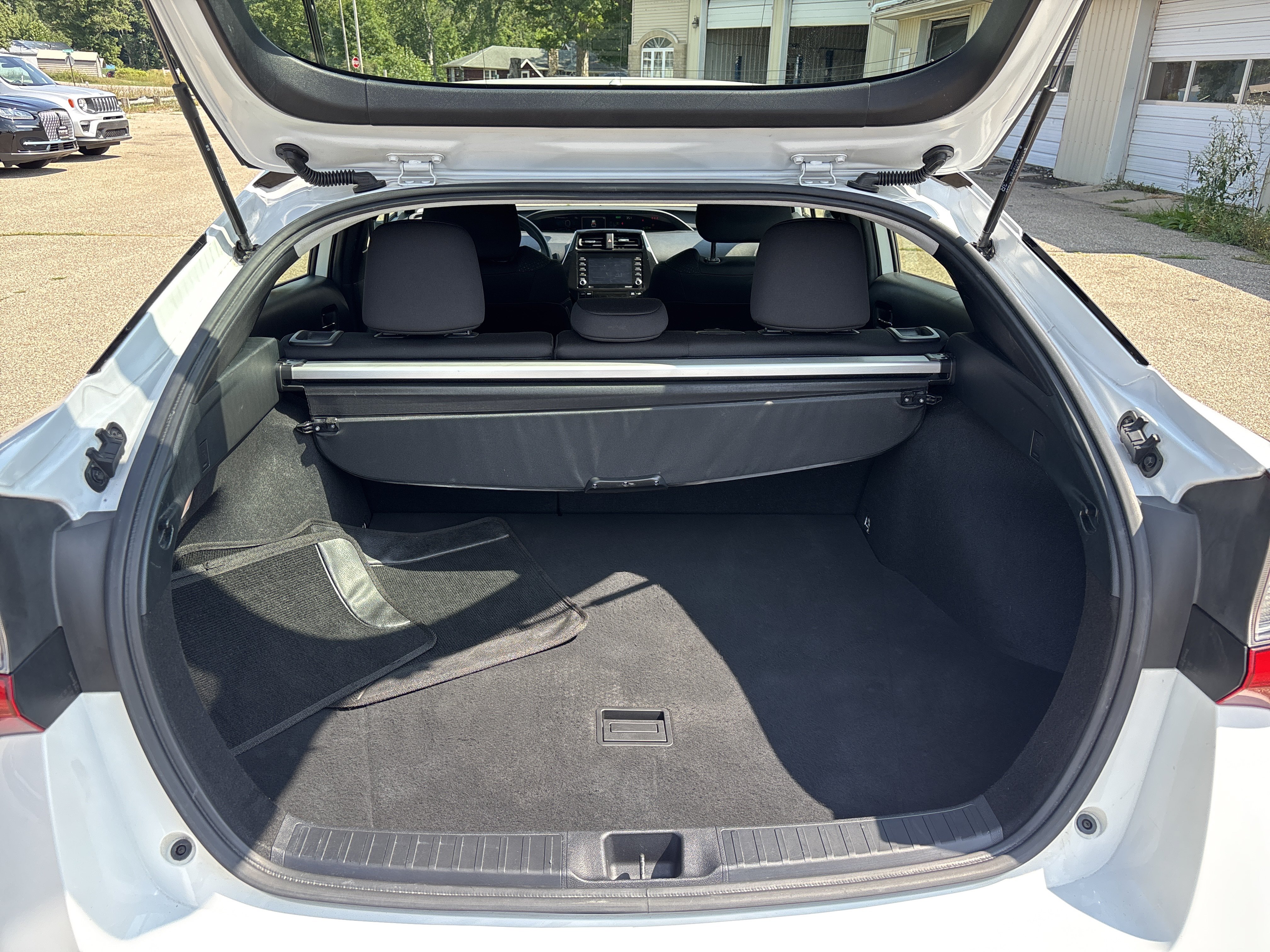 Used 2022 Toyota Prius LE FWD image 6