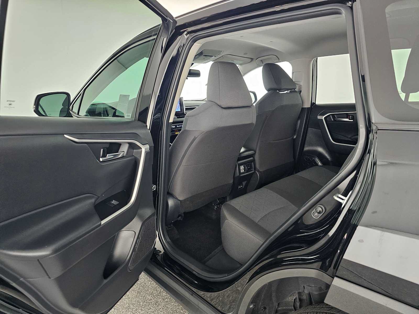 Used 2024 Toyota RAV4 XLE FWD image 15