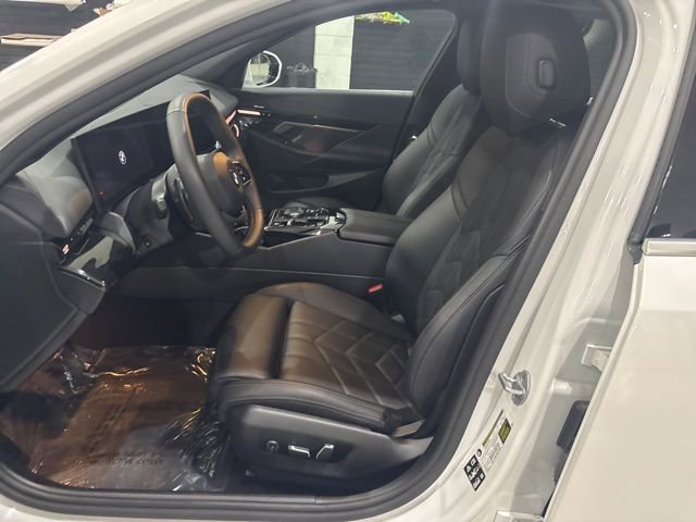 Used 2025 BMW 530i xDrive image 12