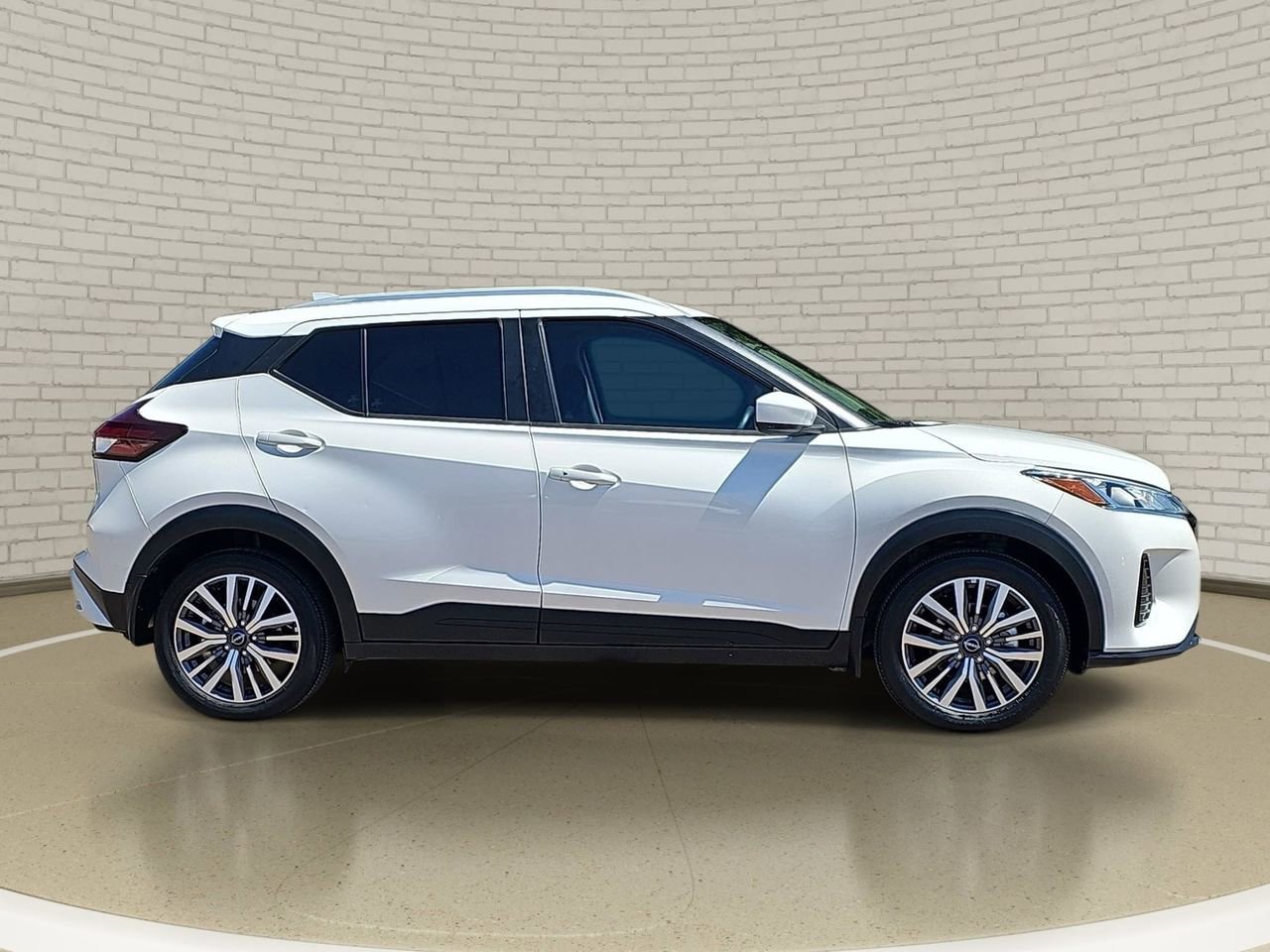Certified 2023 Nissan Kicks SV FWD image 4