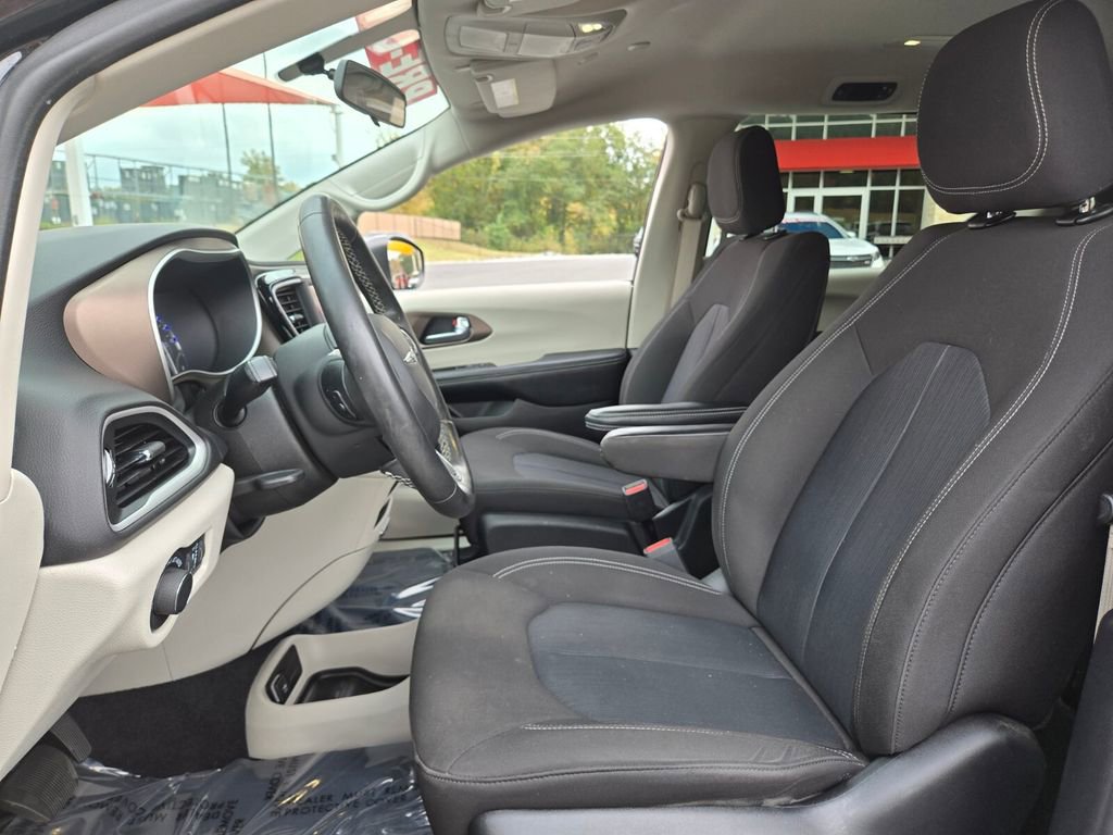 Used 2022 Chrysler Voyager LX image 9