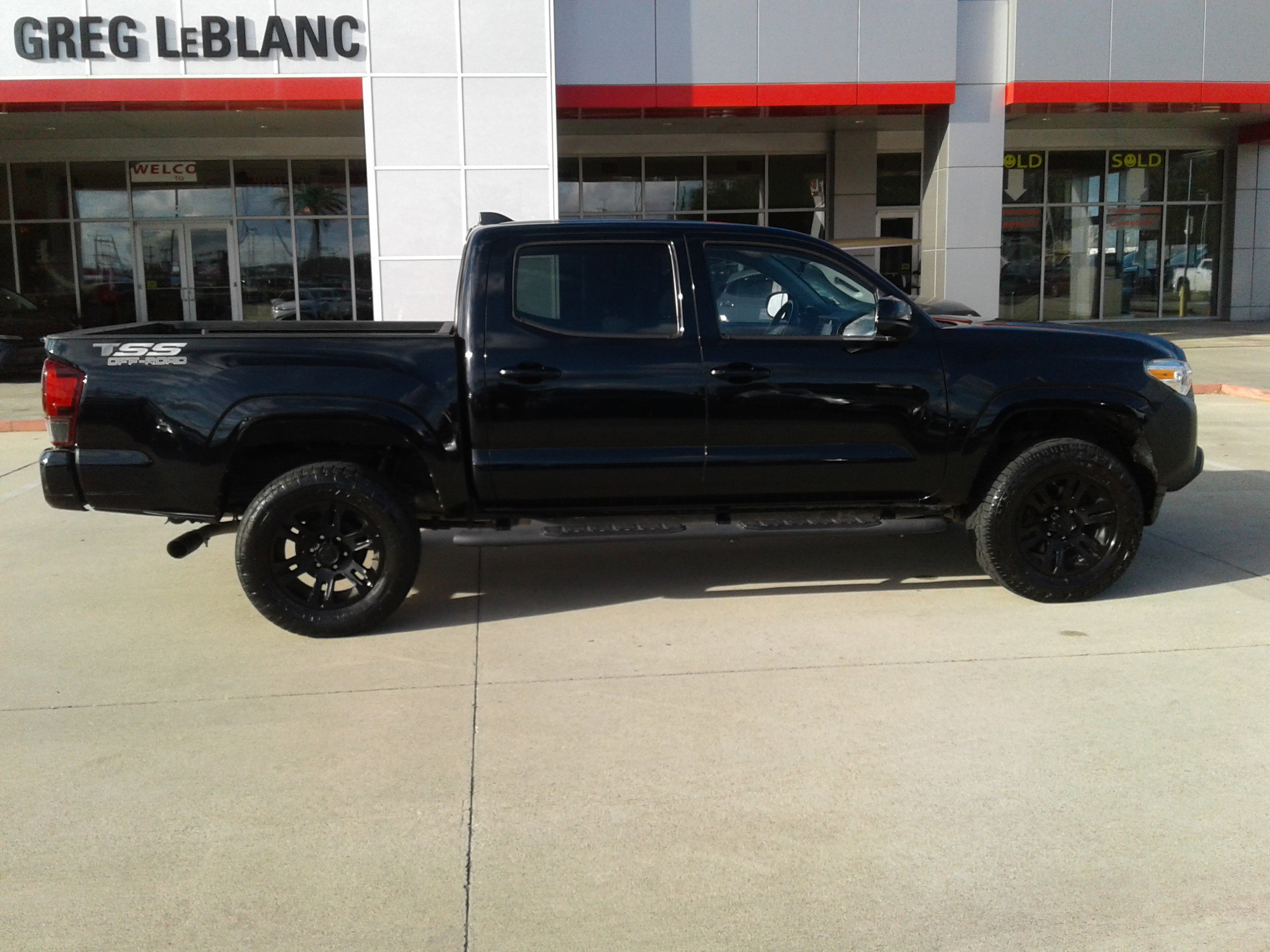 Used 2020 Toyota Tacoma SR image 8