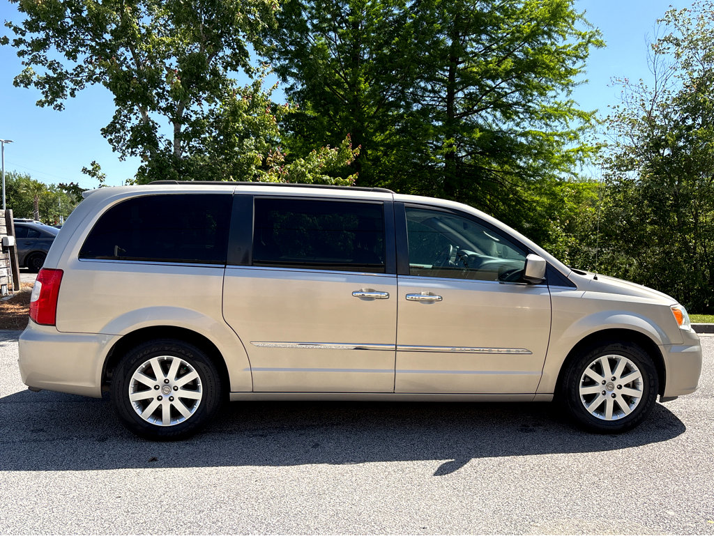 Used 2015 Chrysler Town & Country Touring w/ Driver Convenience Group FWD image 27