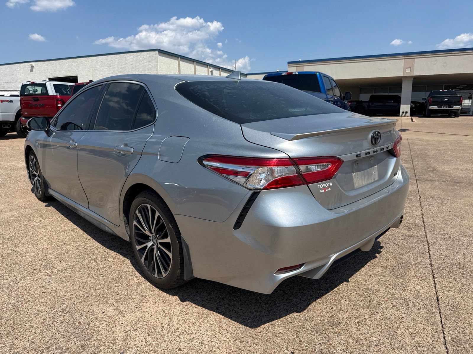 Used 2020 Toyota Camry SE FWD video 3
