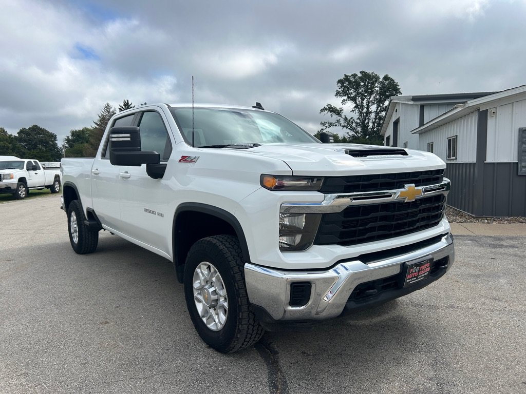 Used 2024 Chevrolet Silverado 2500 LT AWD/4WD image 3