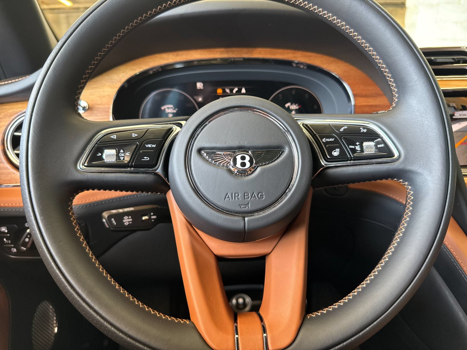 Certified 2023 Bentley Bentayga Extended Wheelbase AWD/4WD image 26