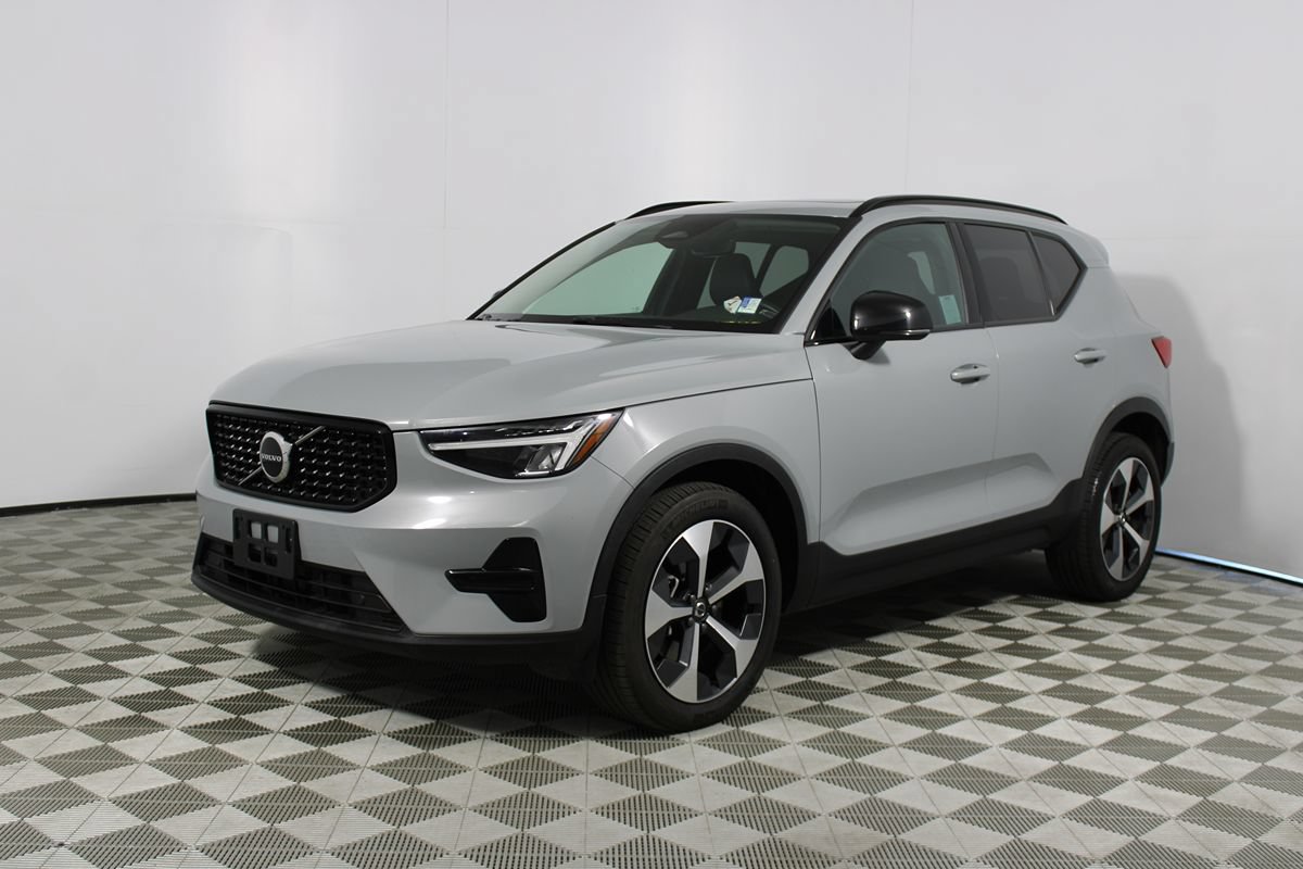 Used 2024 Volvo XC40 B5 Core AWD/4WD image 32