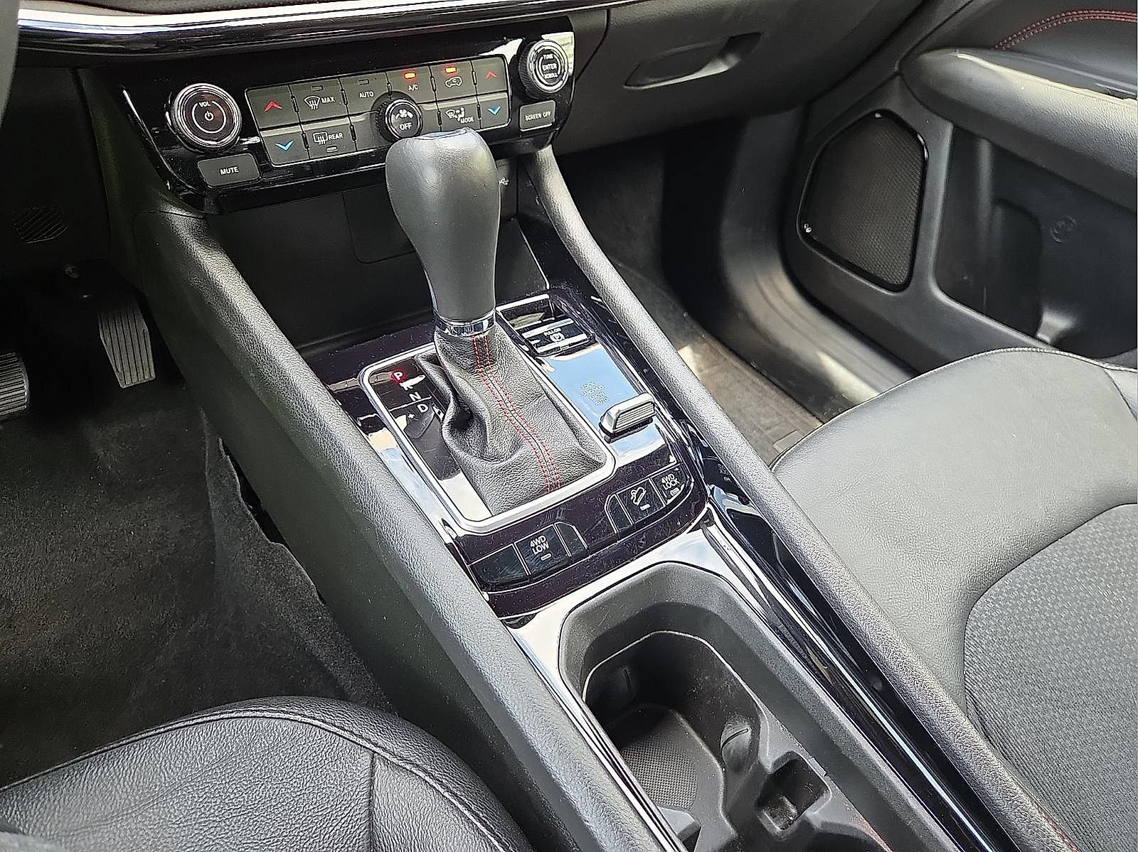 Used 2025 Jeep Compass Trailhawk AWD/4WD image 25