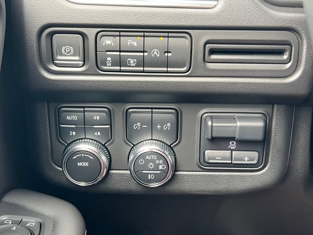Used 2024 GMC Yukon SLT w/ SLT Luxury Package AWD/4WD image 22