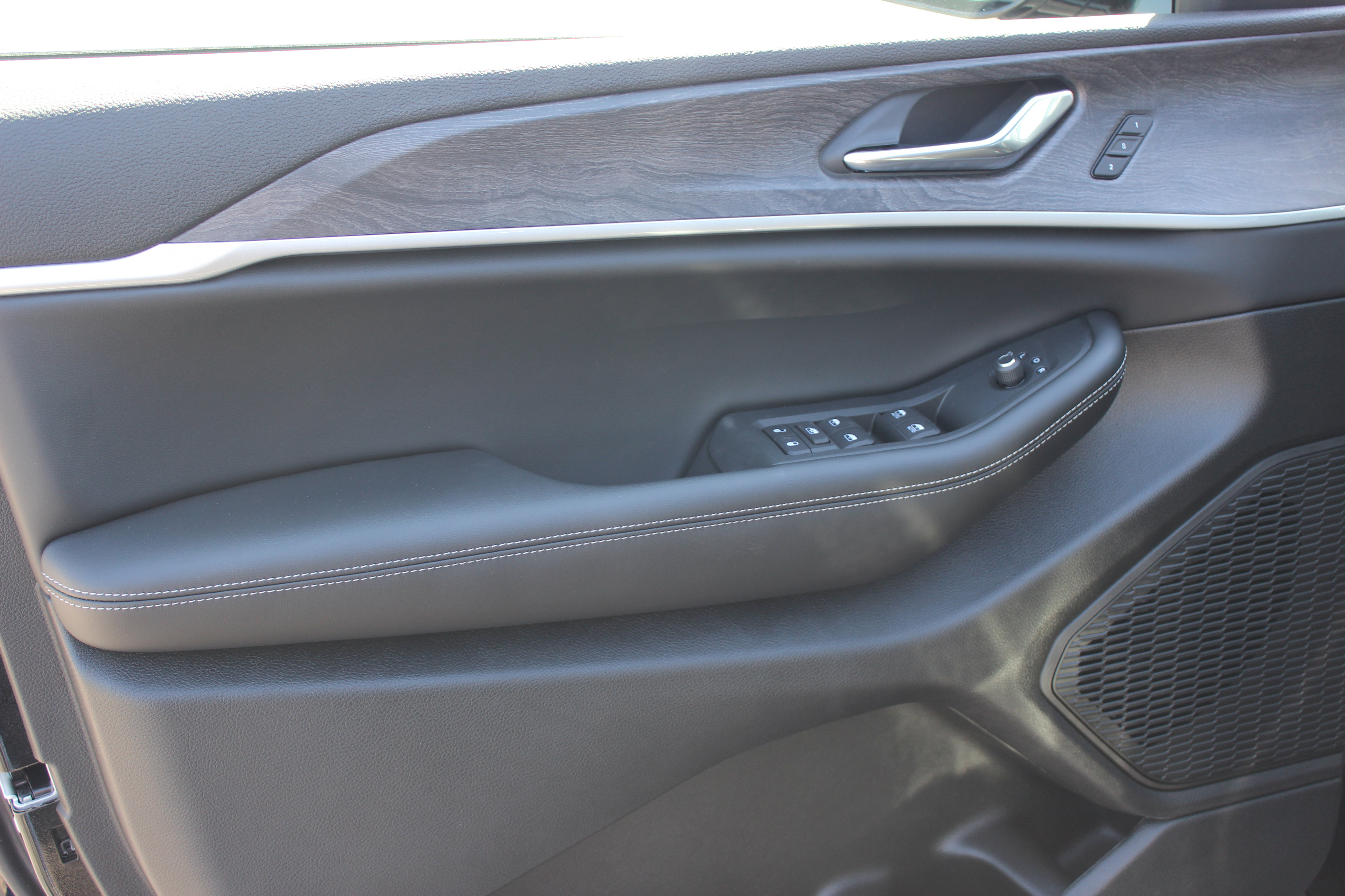 New 2025 Jeep Grand Cherokee L Limited image 30